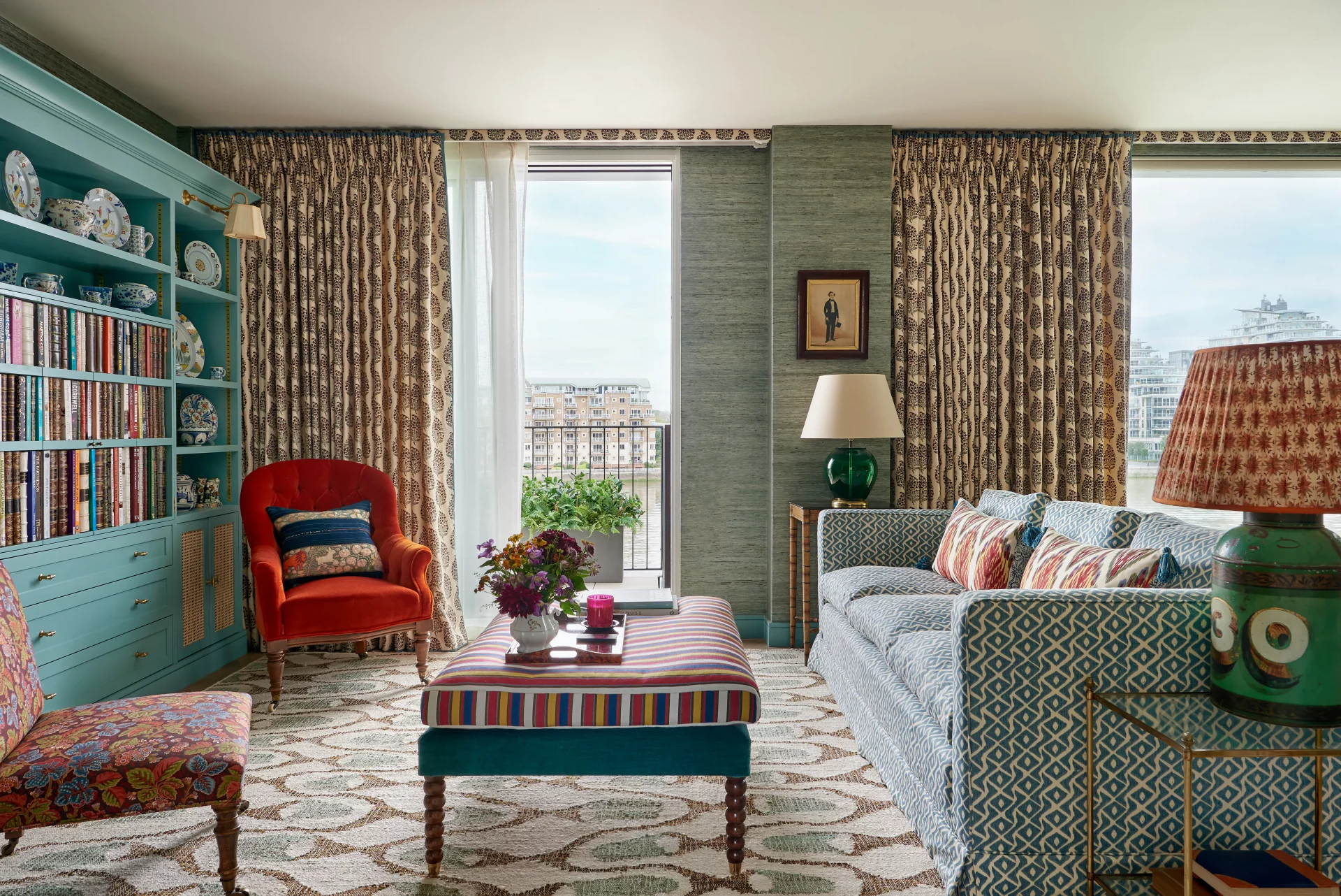 Теснота в голове, а не в квартире: 57 идей для маленькой гостиной, которые вы зря игнорируете картинка Интерьер маленькой гостиной: топ-57 решений | DGL.RU