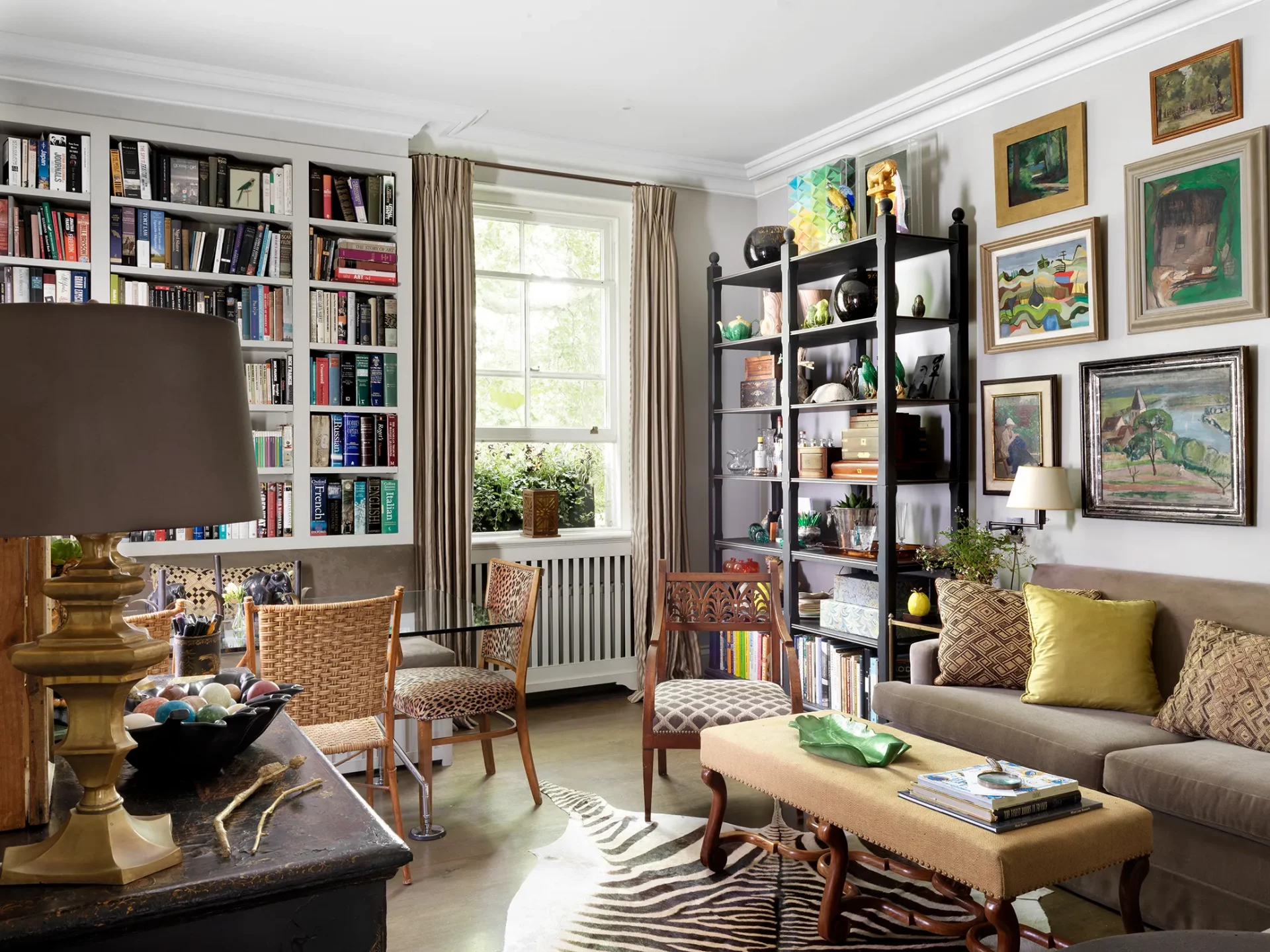 Теснота в голове, а не в квартире: 57 идей для маленькой гостиной, которые вы зря игнорируете картинка Интерьер маленькой гостиной: топ-57 решений | DGL.RU