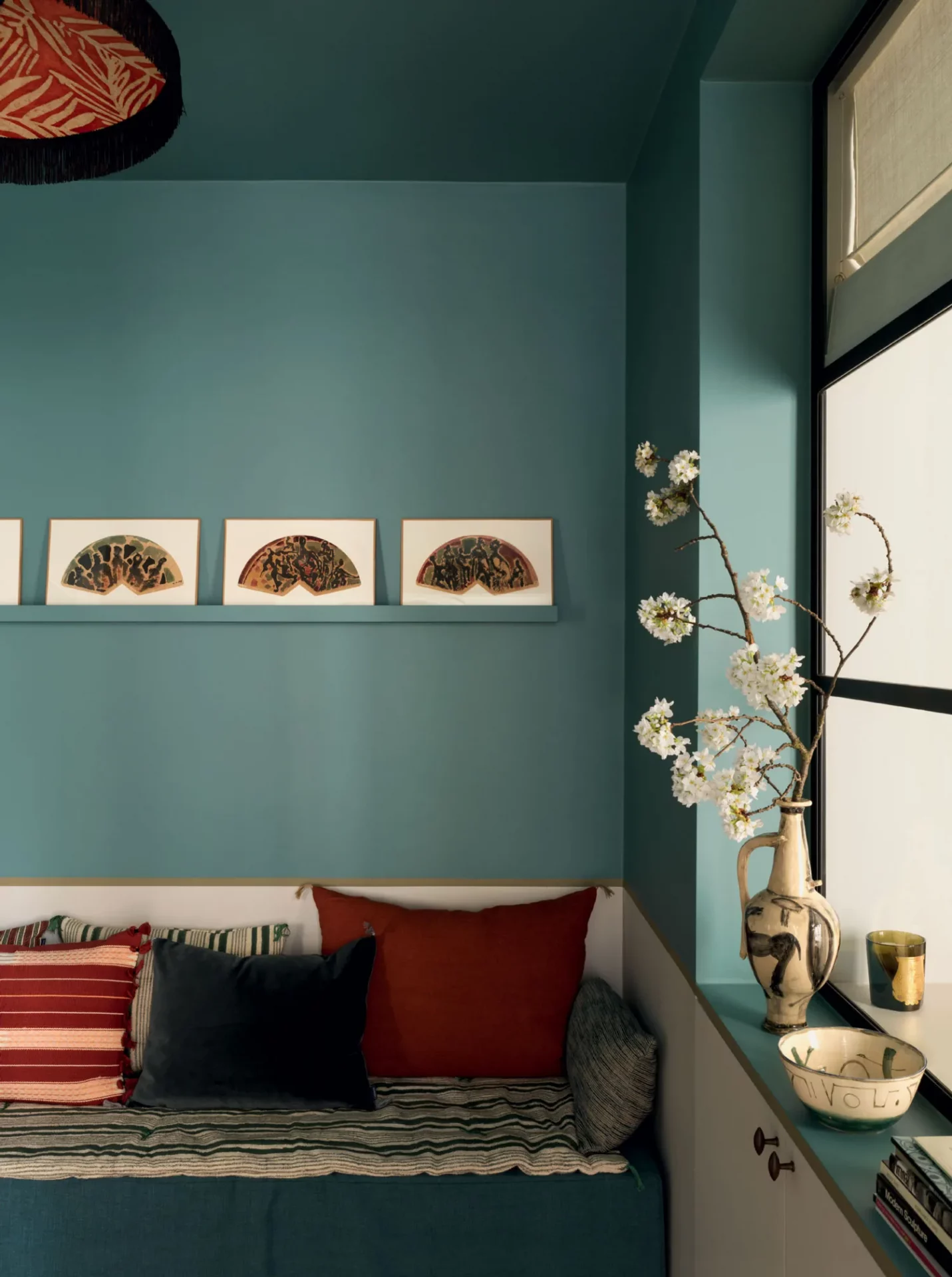 Теснота в голове, а не в квартире: 57 идей для маленькой гостиной, которые вы зря игнорируете картинка Интерьер маленькой гостиной: топ-57 решений | DGL.RU