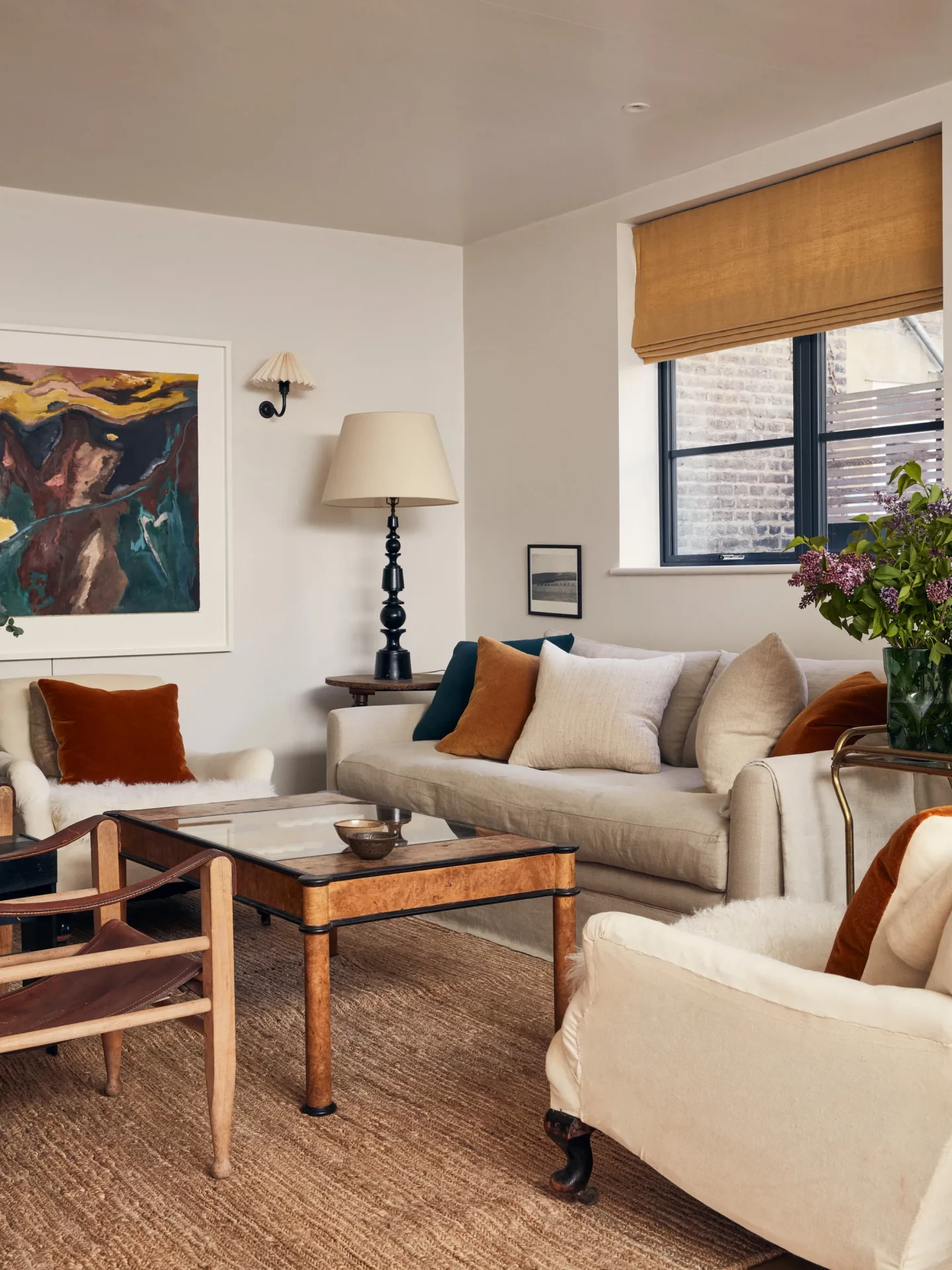 Теснота в голове, а не в квартире: 57 идей для маленькой гостиной, которые вы зря игнорируете картинка Интерьер маленькой гостиной: топ-57 решений | DGL.RU