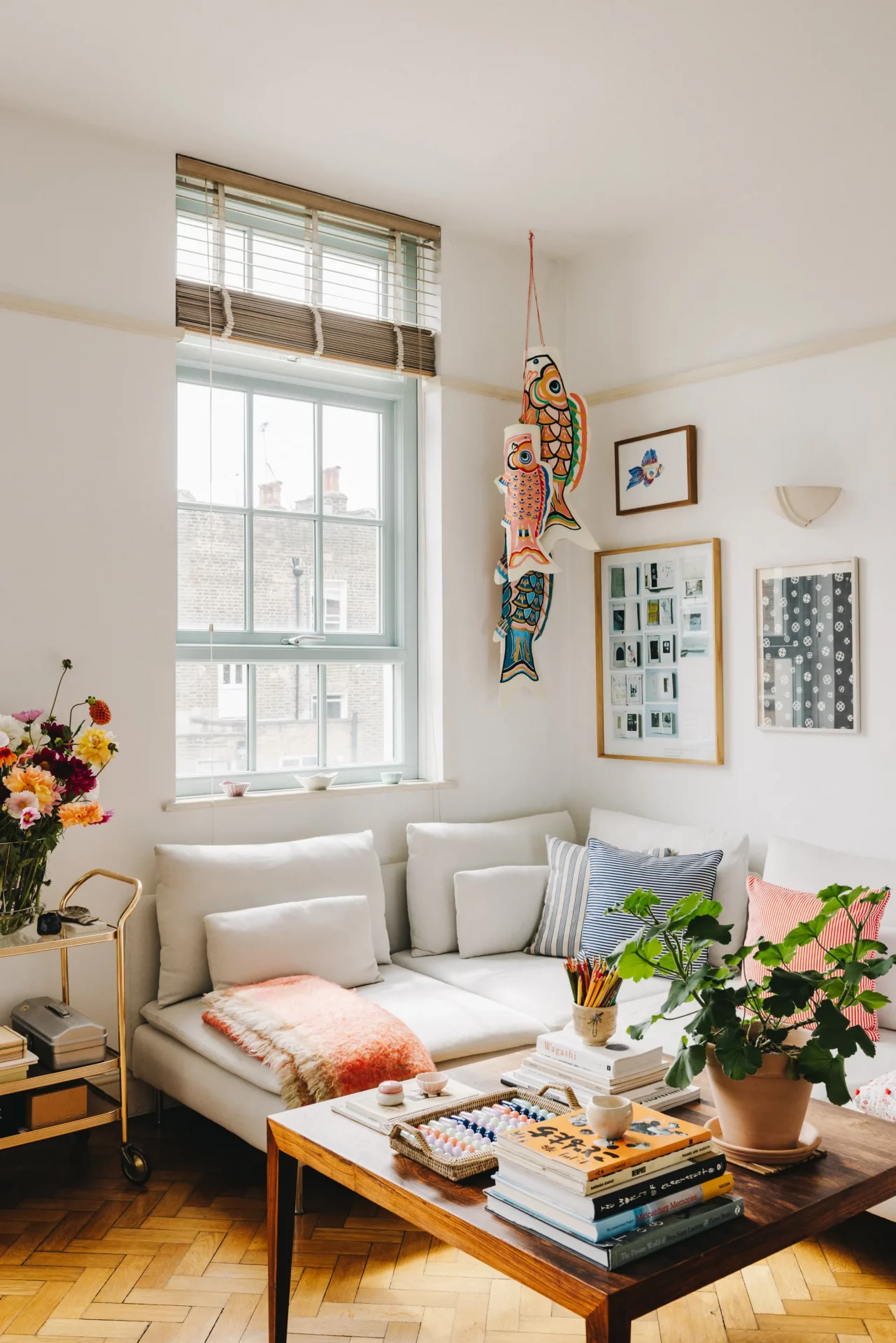 Теснота в голове, а не в квартире: 57 идей для маленькой гостиной, которые вы зря игнорируете картинка Интерьер маленькой гостиной: топ-57 решений | DGL.RU