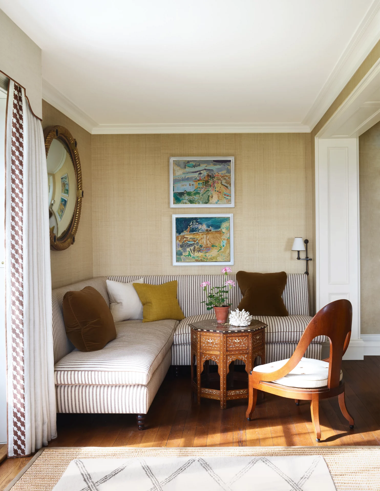 Теснота в голове, а не в квартире: 57 идей для маленькой гостиной, которые вы зря игнорируете картинка Интерьер маленькой гостиной: топ-57 решений | DGL.RU