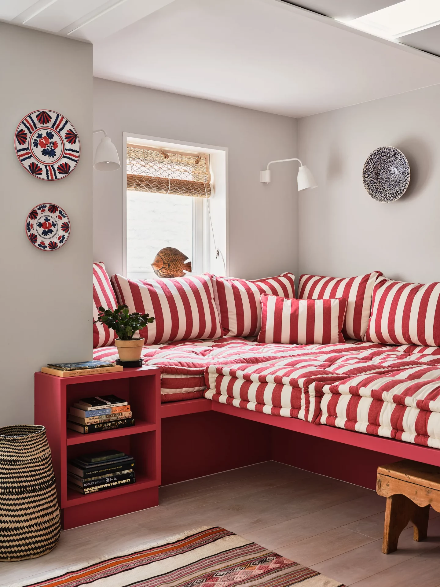 Теснота в голове, а не в квартире: 57 идей для маленькой гостиной, которые вы зря игнорируете картинка Интерьер маленькой гостиной: топ-57 решений | DGL.RU