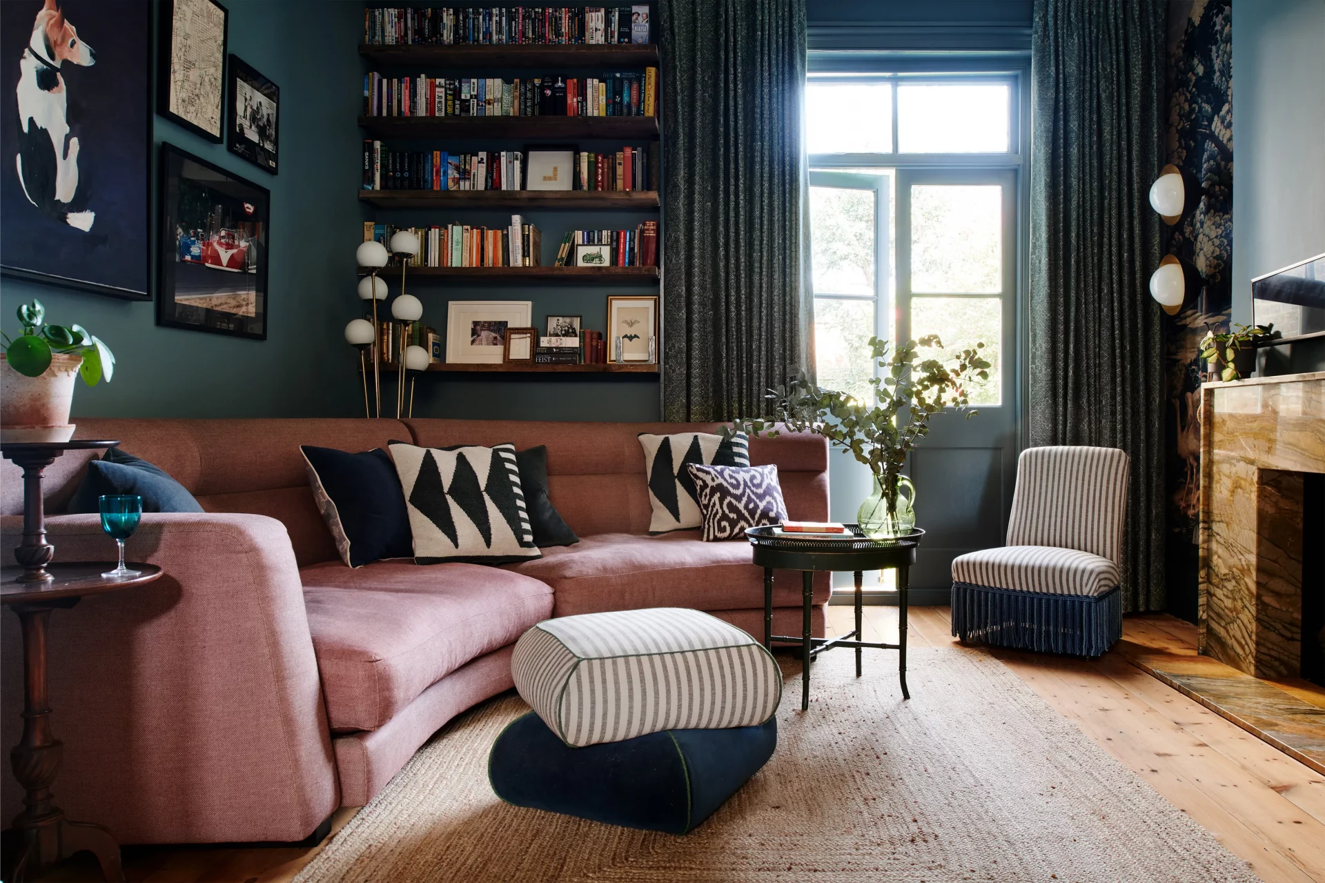 Теснота в голове, а не в квартире: 57 идей для маленькой гостиной, которые вы зря игнорируете картинка Интерьер маленькой гостиной: топ-57 решений | DGL.RU