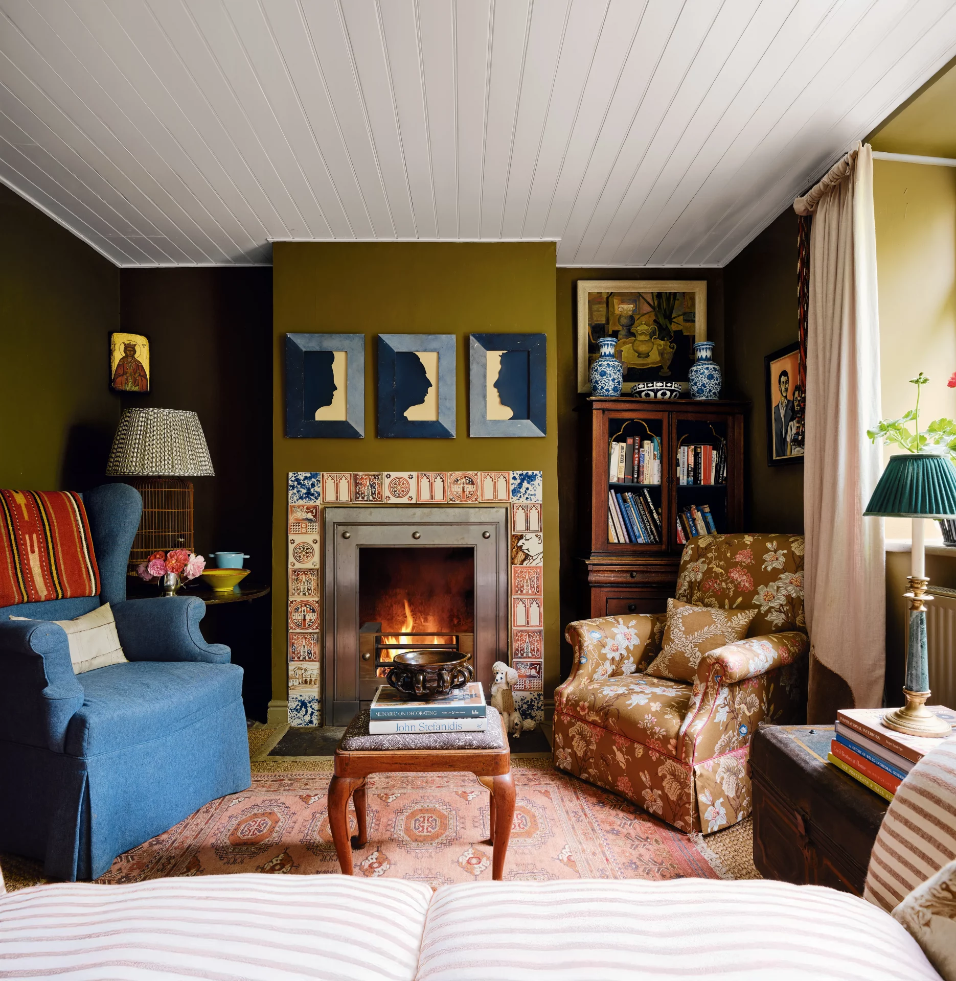 Теснота в голове, а не в квартире: 57 идей для маленькой гостиной, которые вы зря игнорируете картинка Интерьер маленькой гостиной: топ-57 решений | DGL.RU