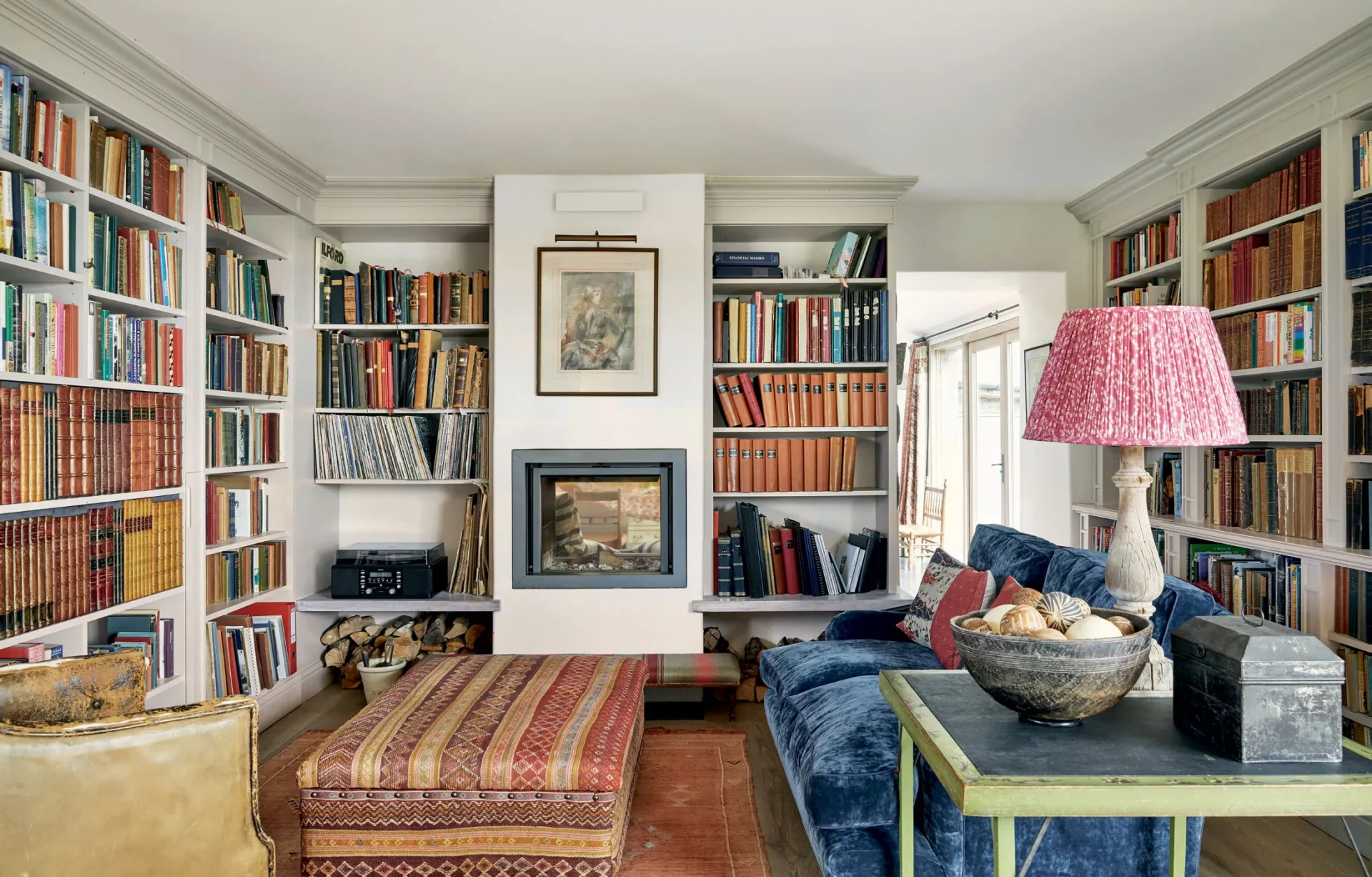 Теснота в голове, а не в квартире: 57 идей для маленькой гостиной, которые вы зря игнорируете картинка Интерьер маленькой гостиной: топ-57 решений | DGL.RU