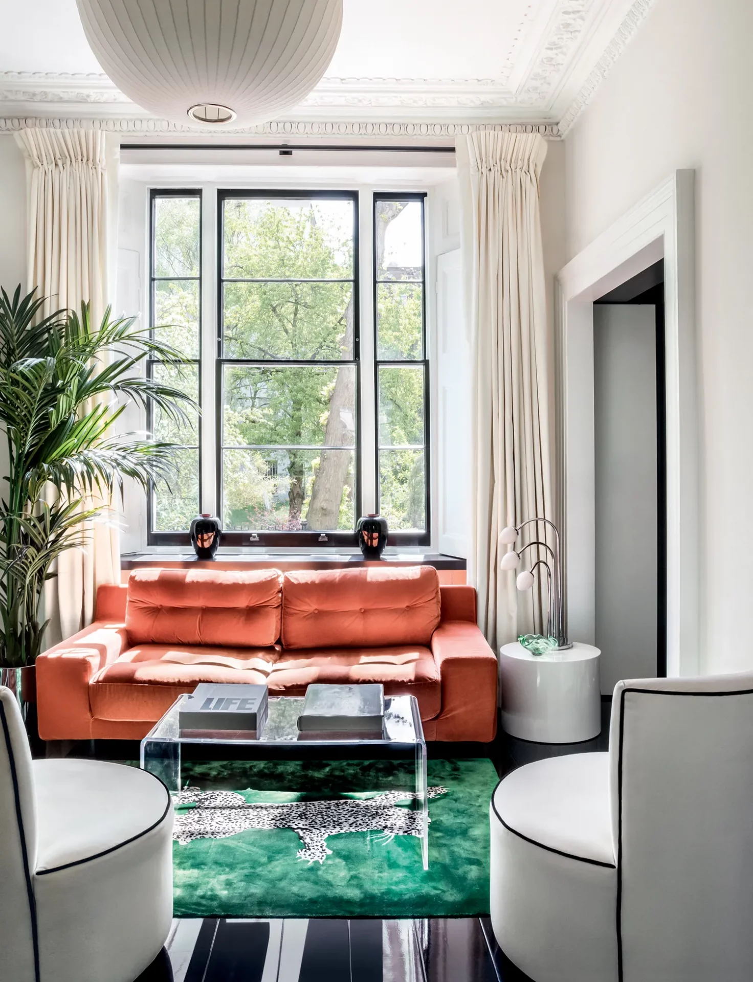 Теснота в голове, а не в квартире: 57 идей для маленькой гостиной, которые вы зря игнорируете картинка Интерьер маленькой гостиной: топ-57 решений | DGL.RU