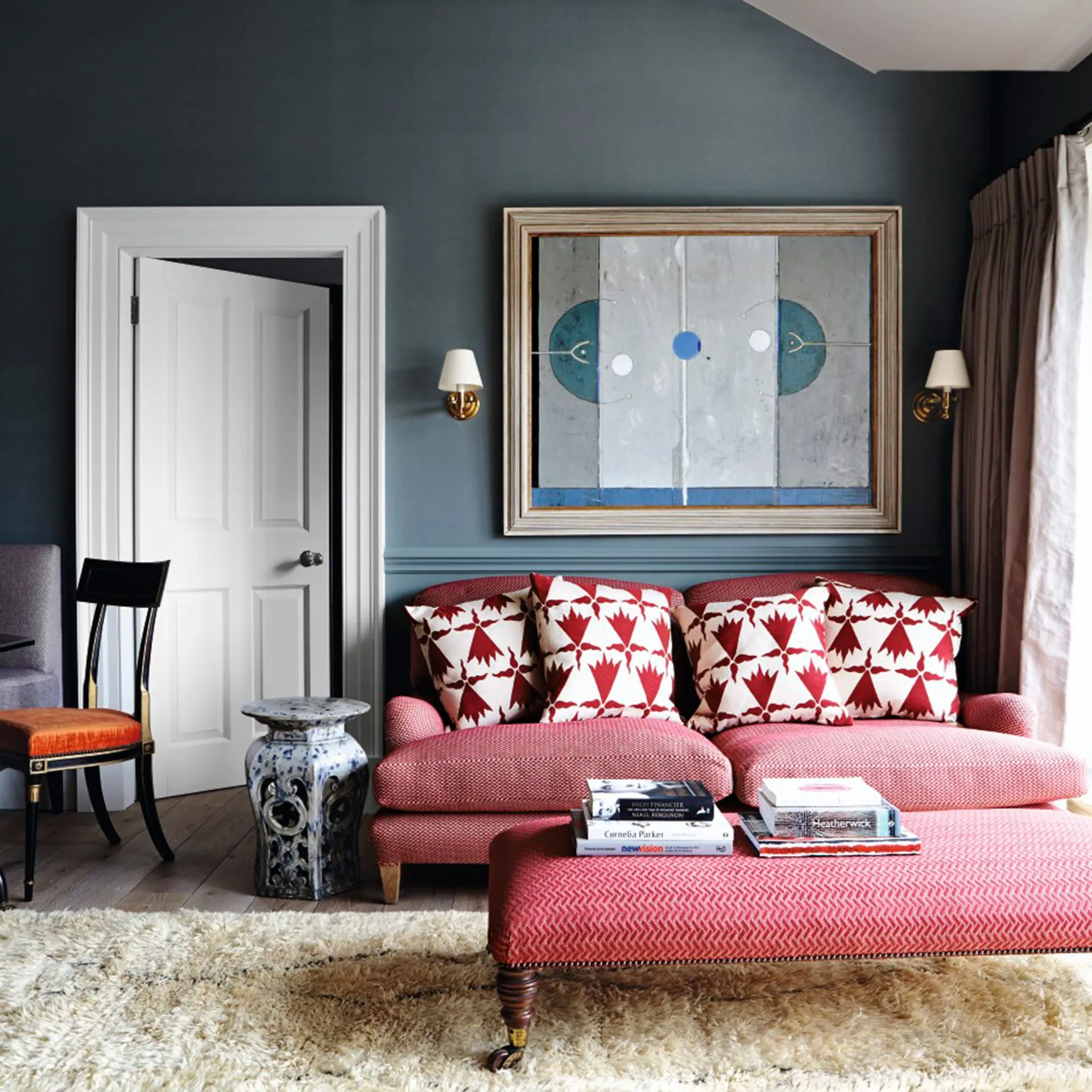 Теснота в голове, а не в квартире: 57 идей для маленькой гостиной, которые вы зря игнорируете картинка Интерьер маленькой гостиной: топ-57 решений | DGL.RU