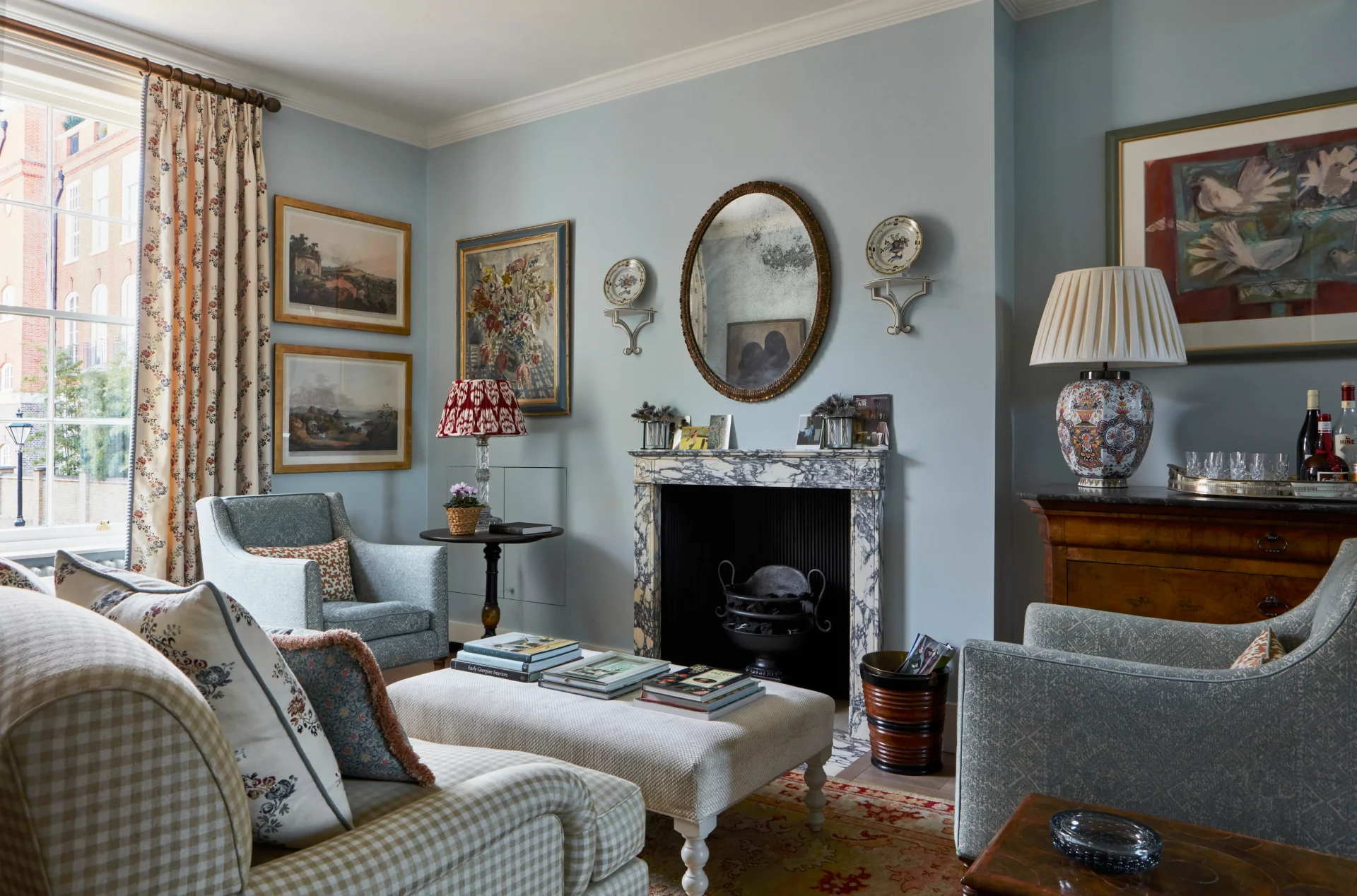 Теснота в голове, а не в квартире: 57 идей для маленькой гостиной, которые вы зря игнорируете картинка Интерьер маленькой гостиной: топ-57 решений | DGL.RU