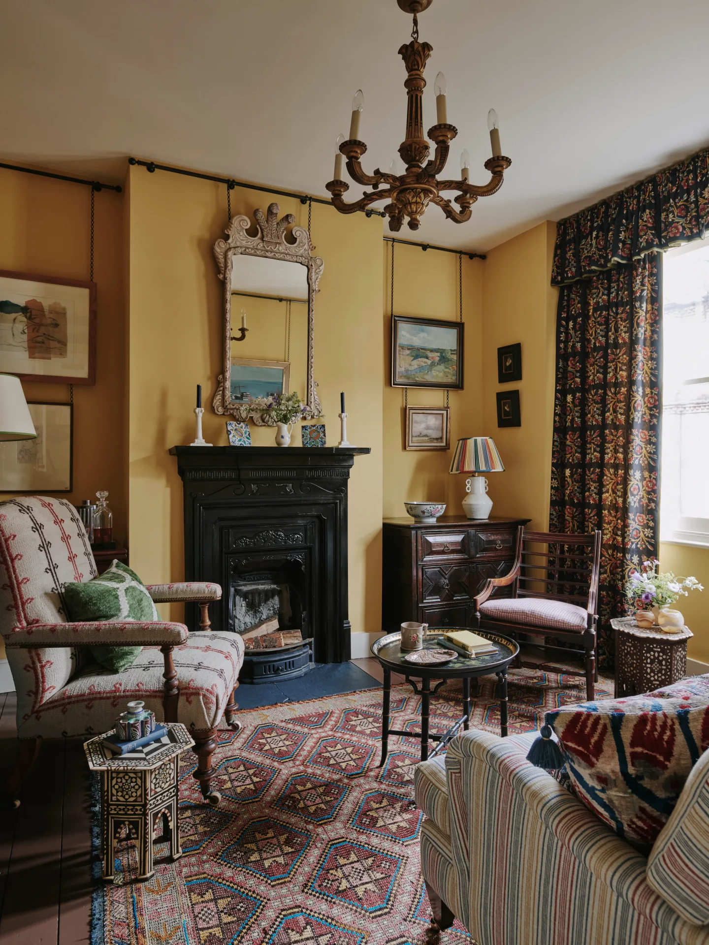 Теснота в голове, а не в квартире: 57 идей для маленькой гостиной, которые вы зря игнорируете картинка Интерьер маленькой гостиной: топ-57 решений | DGL.RU