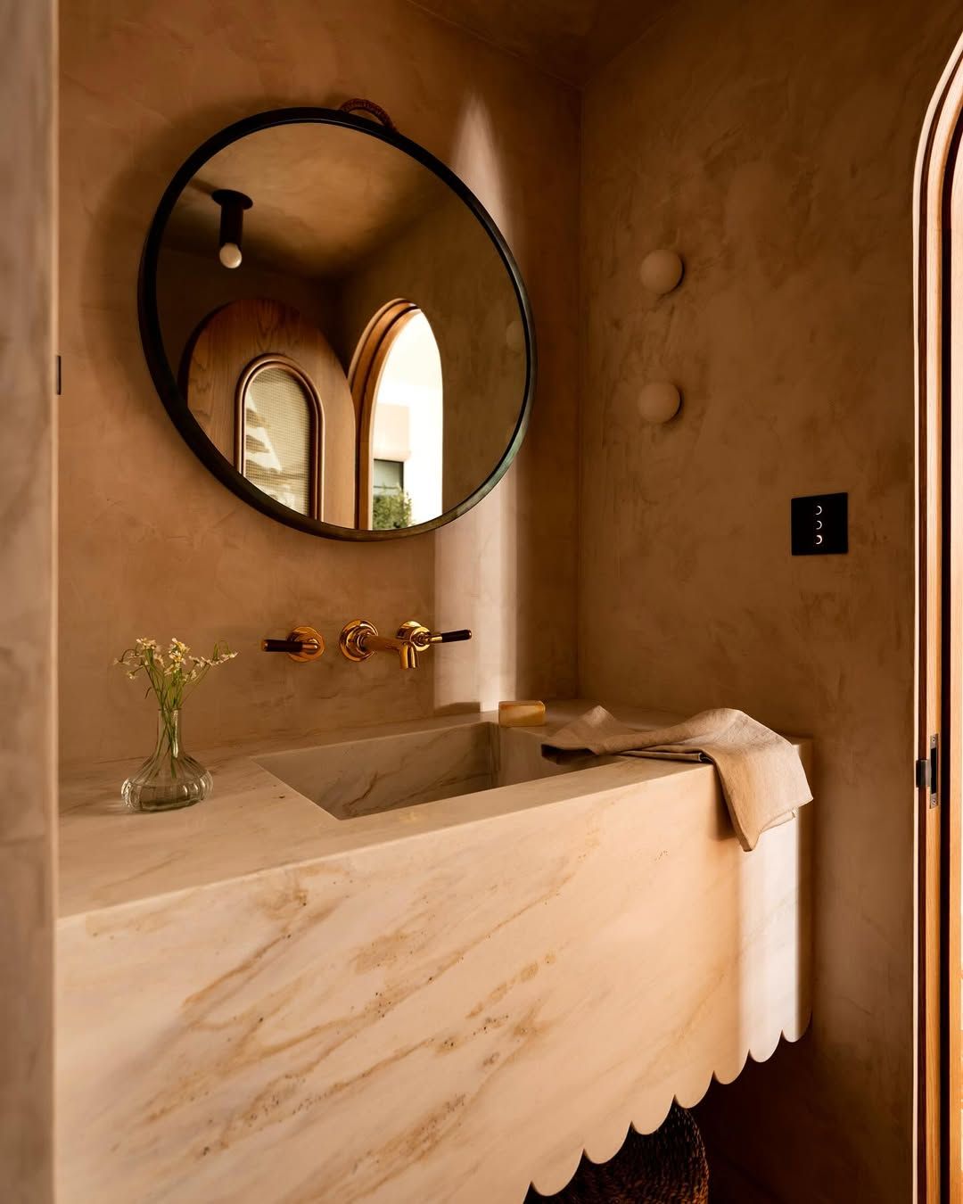 Дизайн 2026: 8 трендов, которые сделают ваш дом уютным и современным картинка Тренды интерьера 2026: теплый минимализм и дизайн