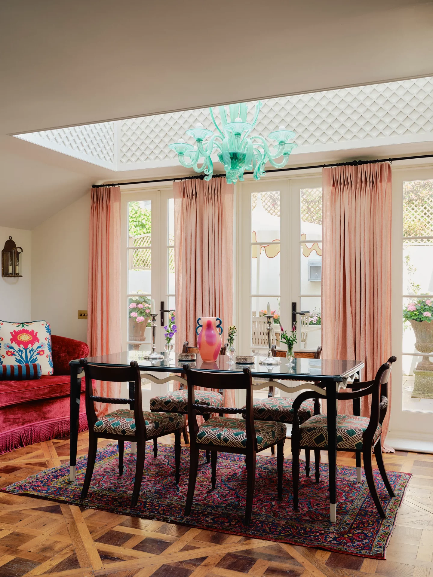 Уберите телевизор и не бойтесь «бабушкиных» ковров: главные ошибки и победы в дизайне интерьера от Фиби Холлонд