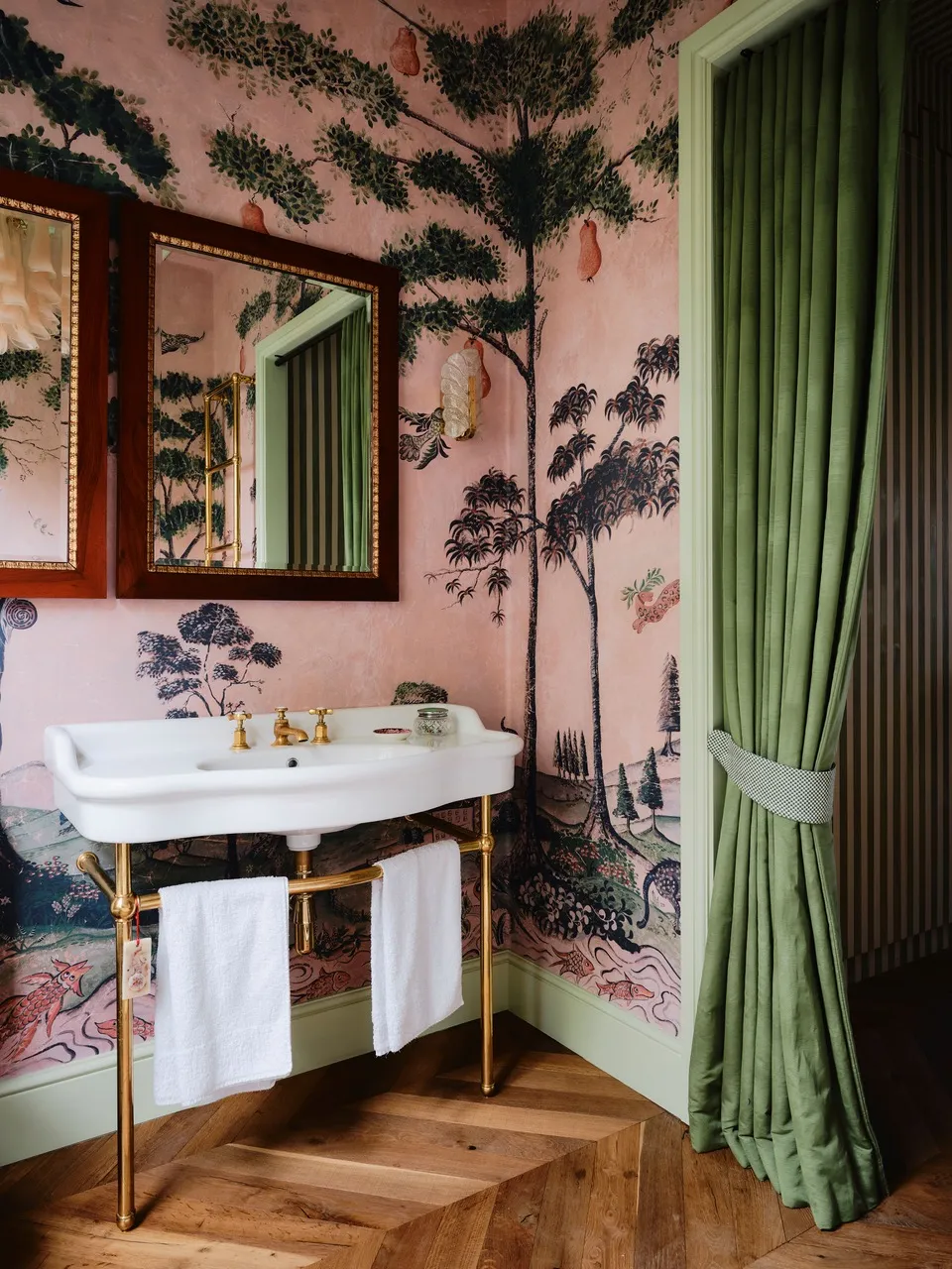 Театральный интерьер: почему это плохая идея? | DGL.RU