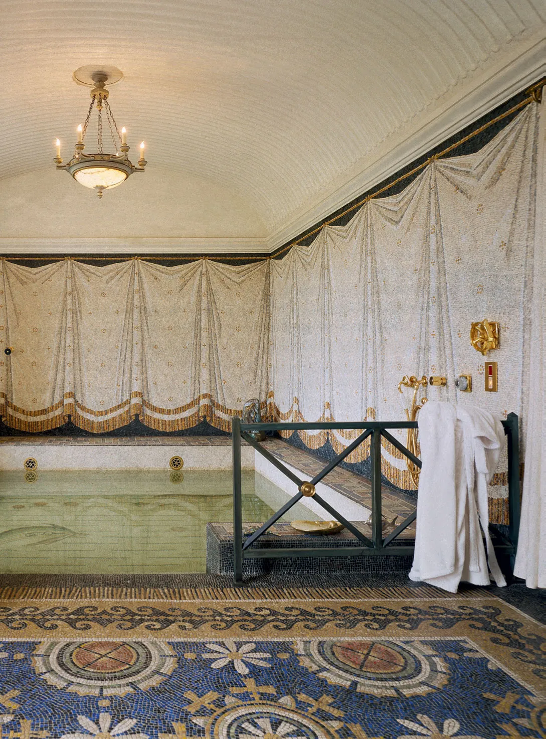 Театральный интерьер: почему это плохая идея? | DGL.RU