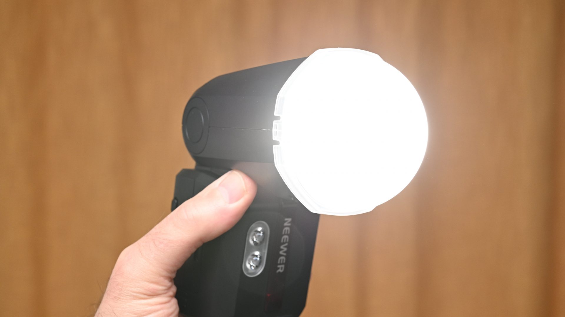 Обзор вспышки Neewer Z3 100Ws: мощная и универсальная картинка Вспышка Neewer Z3 100Ws: мощный свет | DGL.RU