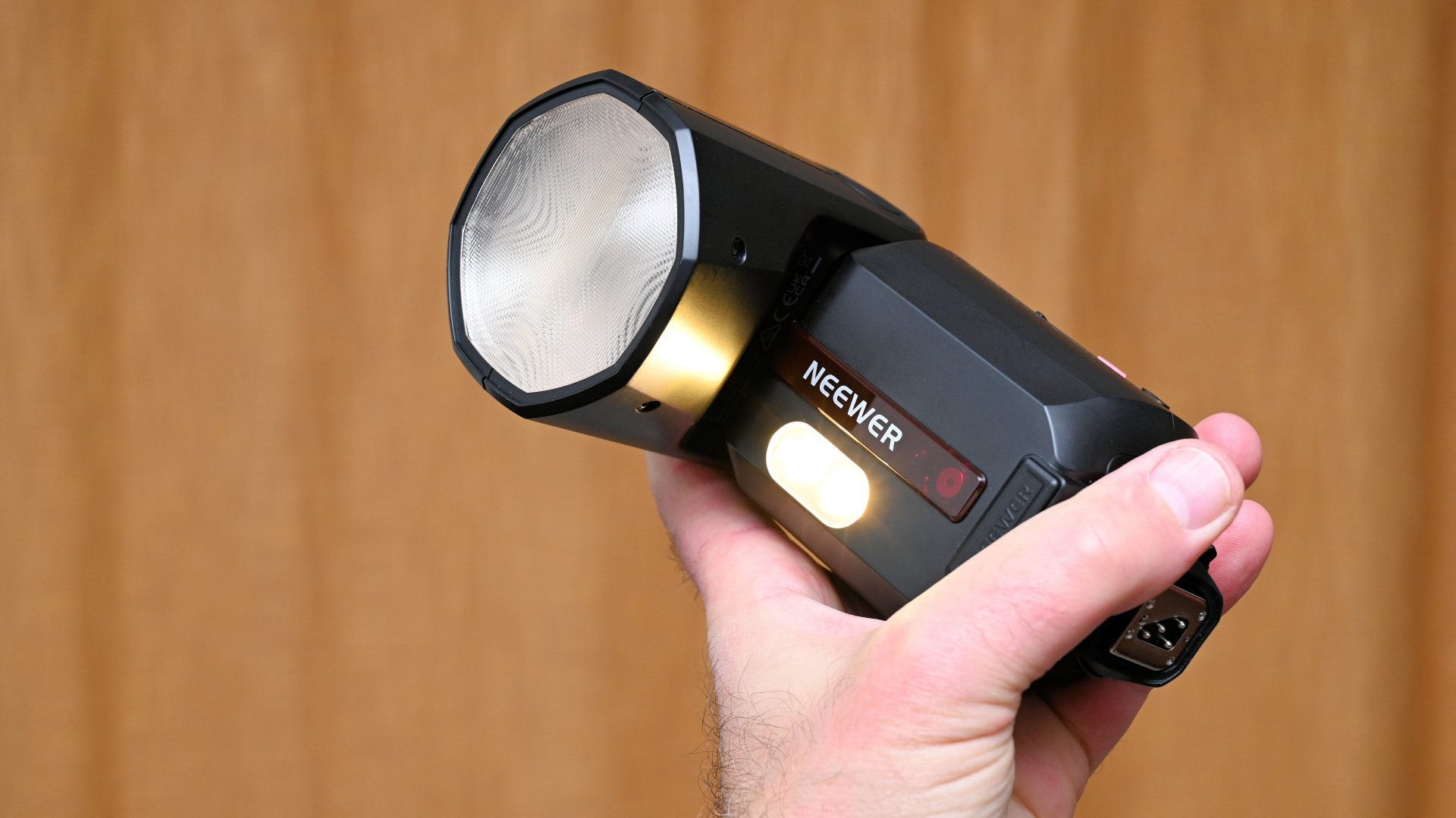 Обзор вспышки Neewer Z3 100Ws: мощная и универсальная картинка Вспышка Neewer Z3 100Ws: мощный свет | DGL.RU