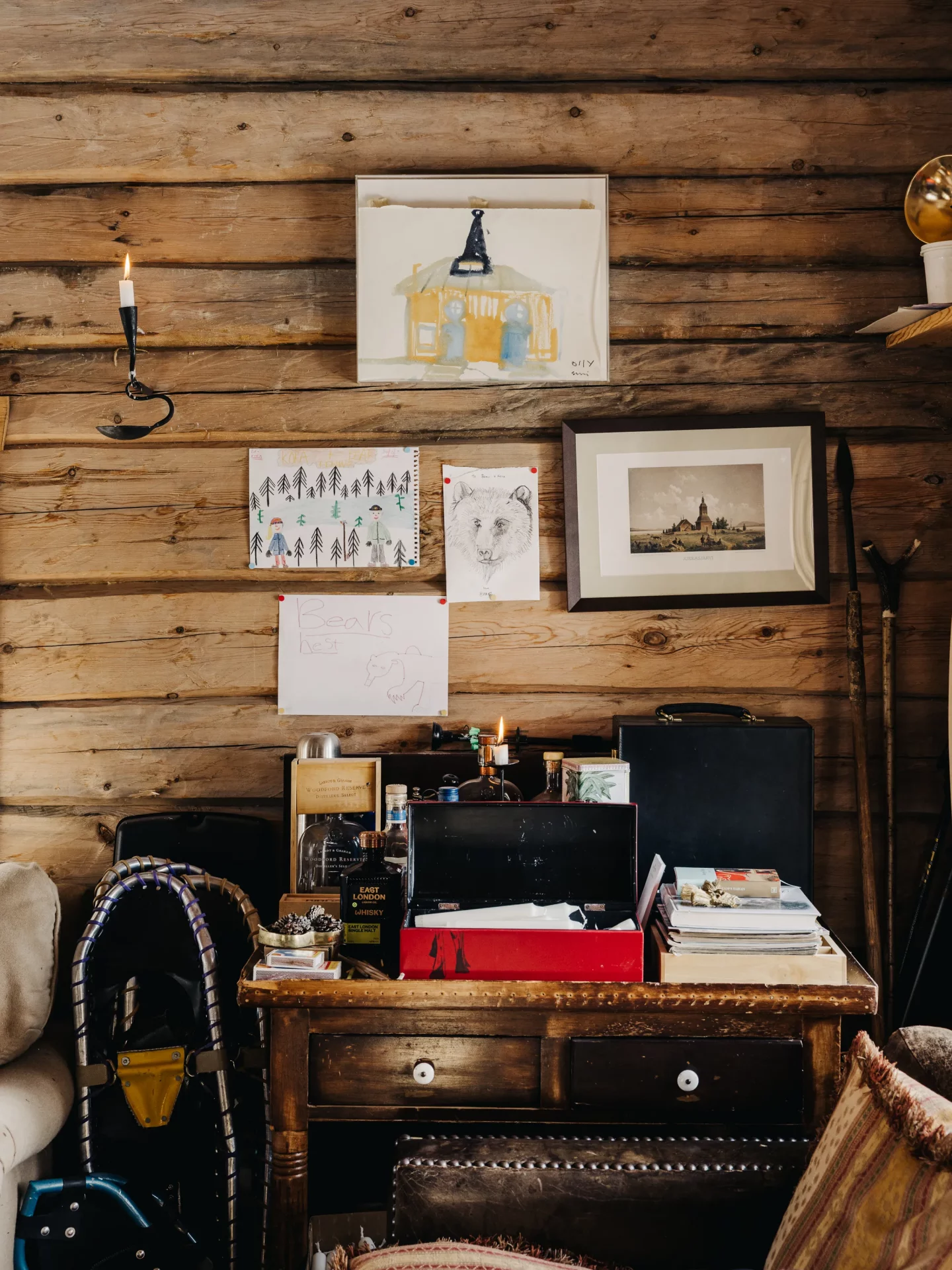 Зря отказались от цивилизации: жизнь в хижине без света и воды выглядит как ошибка картинка Автономный дом в лесу: жизнь без воды и света | DGL.RU