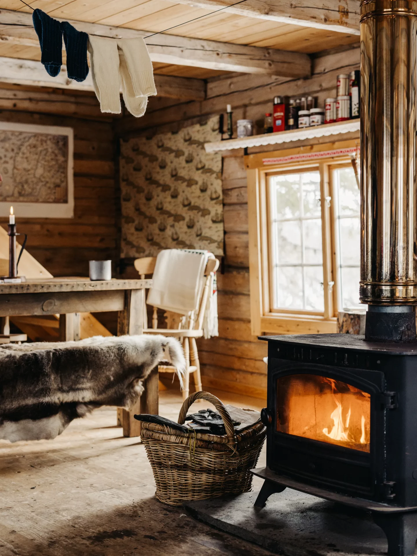 Зря отказались от цивилизации: жизнь в хижине без света и воды выглядит как ошибка картинка Автономный дом в лесу: жизнь без воды и света | DGL.RU