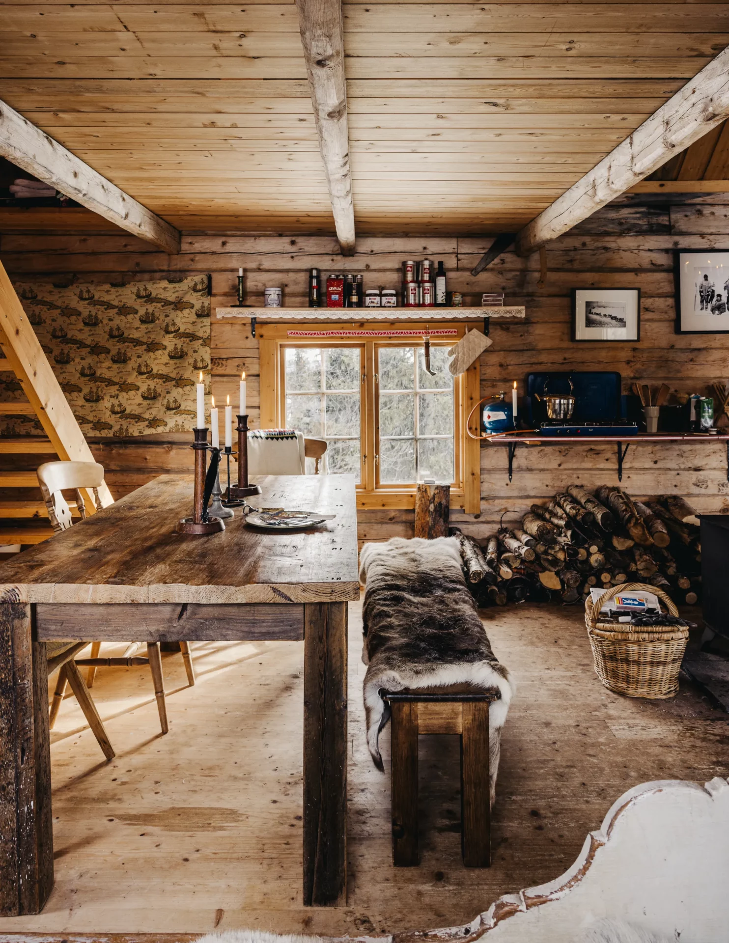 Зря отказались от цивилизации: жизнь в хижине без света и воды выглядит как ошибка картинка Автономный дом в лесу: жизнь без воды и света | DGL.RU