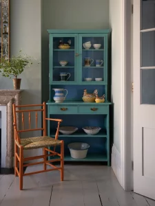 Зря вы смеялись над ремонтом из 2010-х: эти спорные цветовые сочетания в интерьере снова в моде