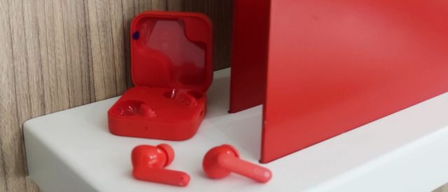 01_CMF Buds Pro 2 review_ super-cheap earbuds with a literal twist Обзор CMF Buds Pro 2 — яркий дизайн и управление на кейсе