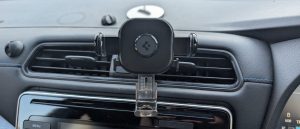 Обзор Spigen OneTap Universal — надежный автодержатель