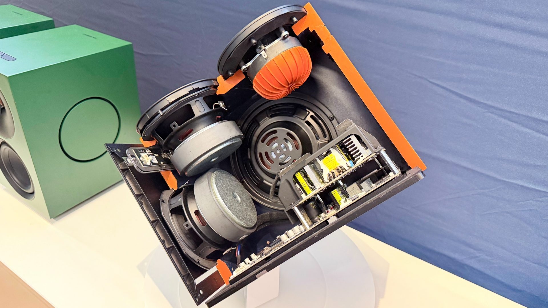 Обзор Cambridge Audio L/RX: сможет ли она обойти хиты от KEF? картинка Акустика Cambridge Audio L/RX: первый звук | DGL.RU