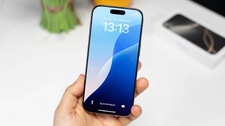 Dynamic Island на выход. iPhone 18 получит дисплей без знаменитого «острова»