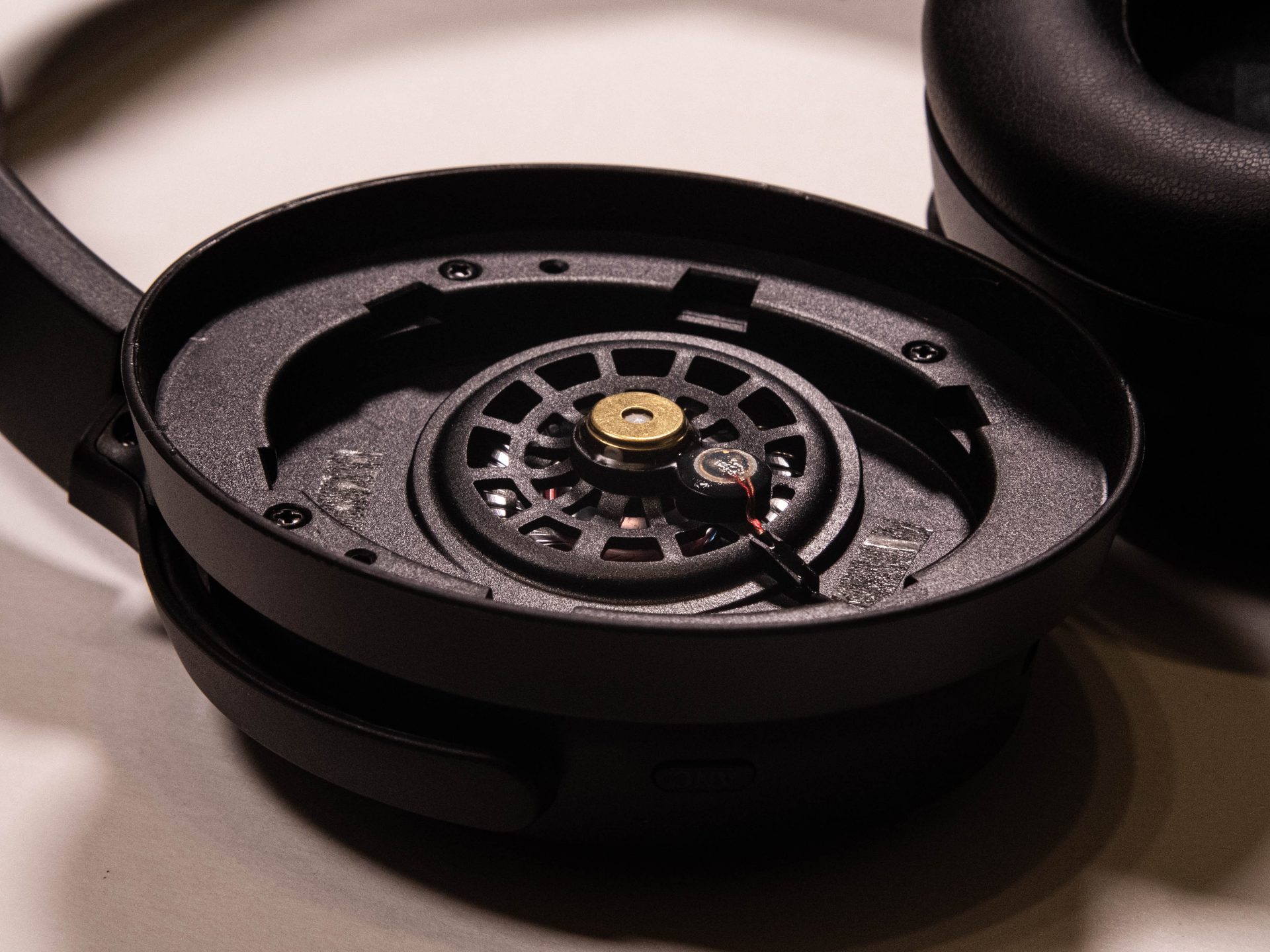 Обзор наушников Урал Молот Н130: премиальный звук и впечатляющая автономность картинка Наушники Урал Молот Н130: 130 часов звука и ANC | DGL.RU