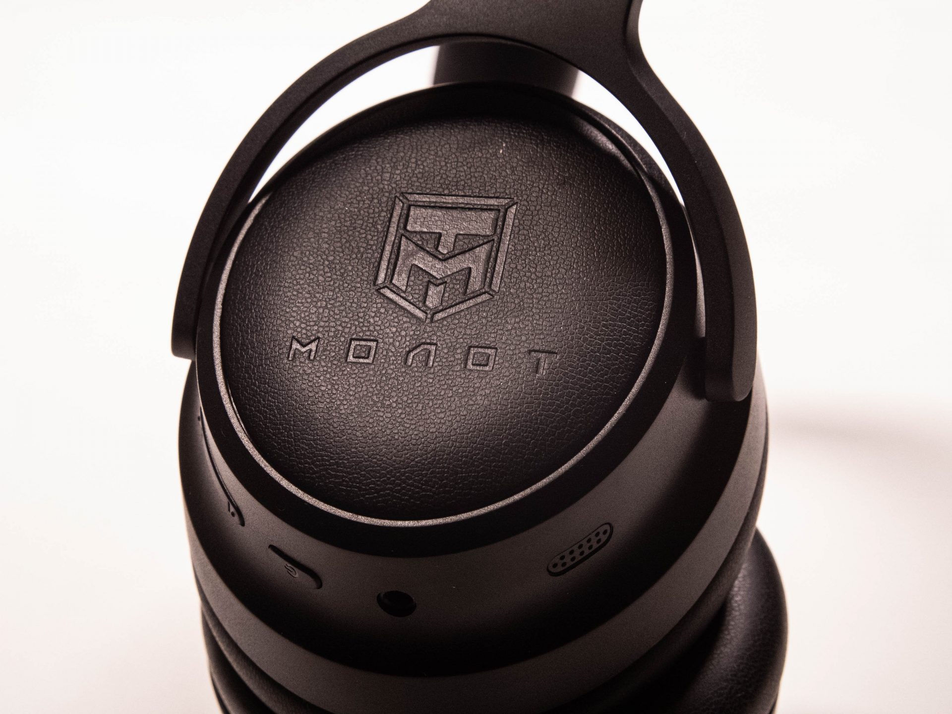 Обзор наушников Урал Молот Н130: премиальный звук и впечатляющая автономность картинка Наушники Урал Молот Н130: 130 часов звука и ANC | DGL.RU