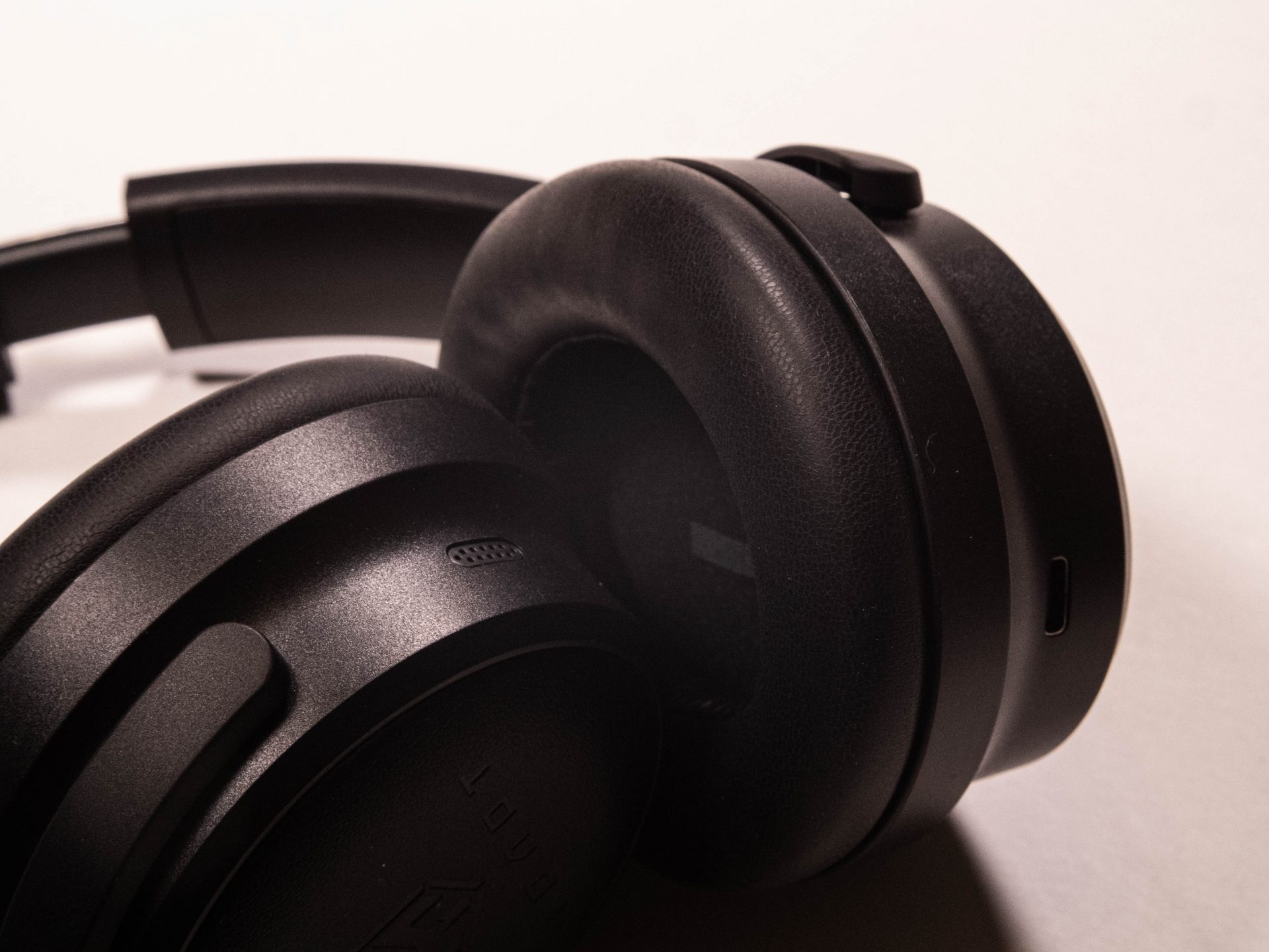 Обзор наушников Урал Молот Н130: премиальный звук и впечатляющая автономность картинка Наушники Урал Молот Н130: 130 часов звука и ANC | DGL.RU