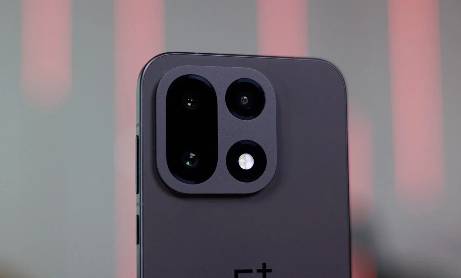 OnePlus готовит ответ iPhone 17 Pro: серия OnePlus 16 вернет любимую фанатами версию Ultra картинка Смартфон OnePlus 16 Ultra: убийца iPhone 17? | DGL.RU