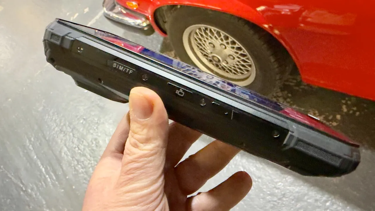 Мой новый фаворит — телефон с проектором. Теперь у меня есть домашний кинотеатр в кармане картинка Doogee V Max Play 5G