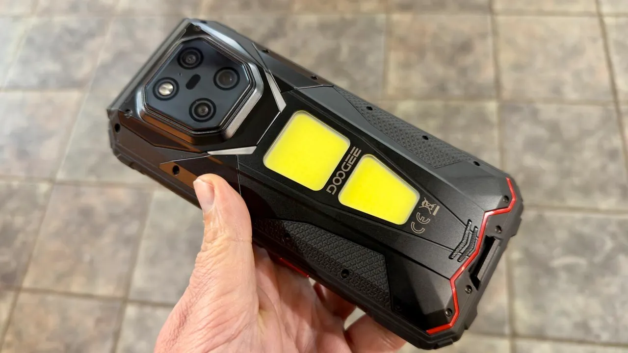 Мой новый фаворит — телефон с проектором. Теперь у меня есть домашний кинотеатр в кармане картинка Doogee V Max Play 5G