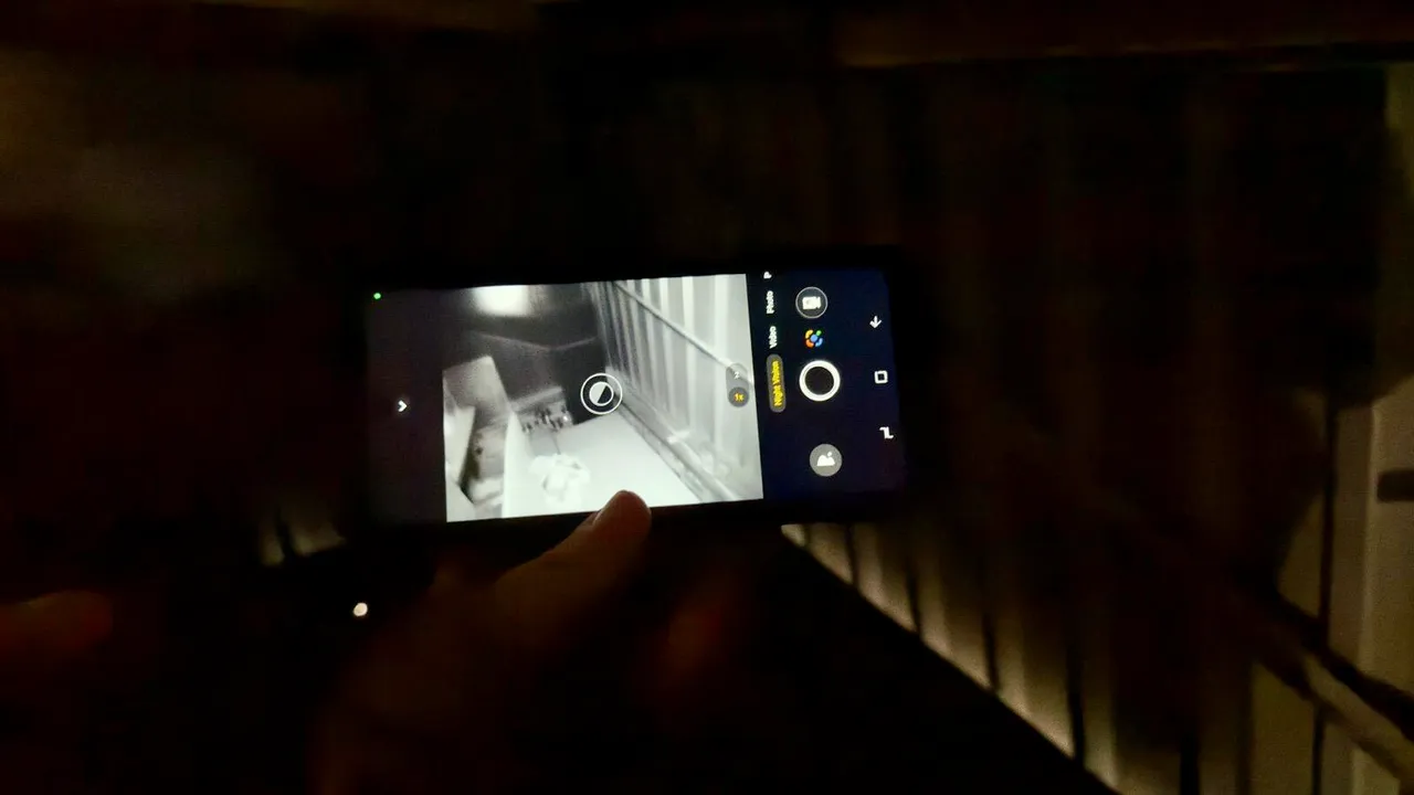 Мой новый фаворит — телефон с проектором. Теперь у меня есть домашний кинотеатр в кармане картинка Doogee V Max Play 5G