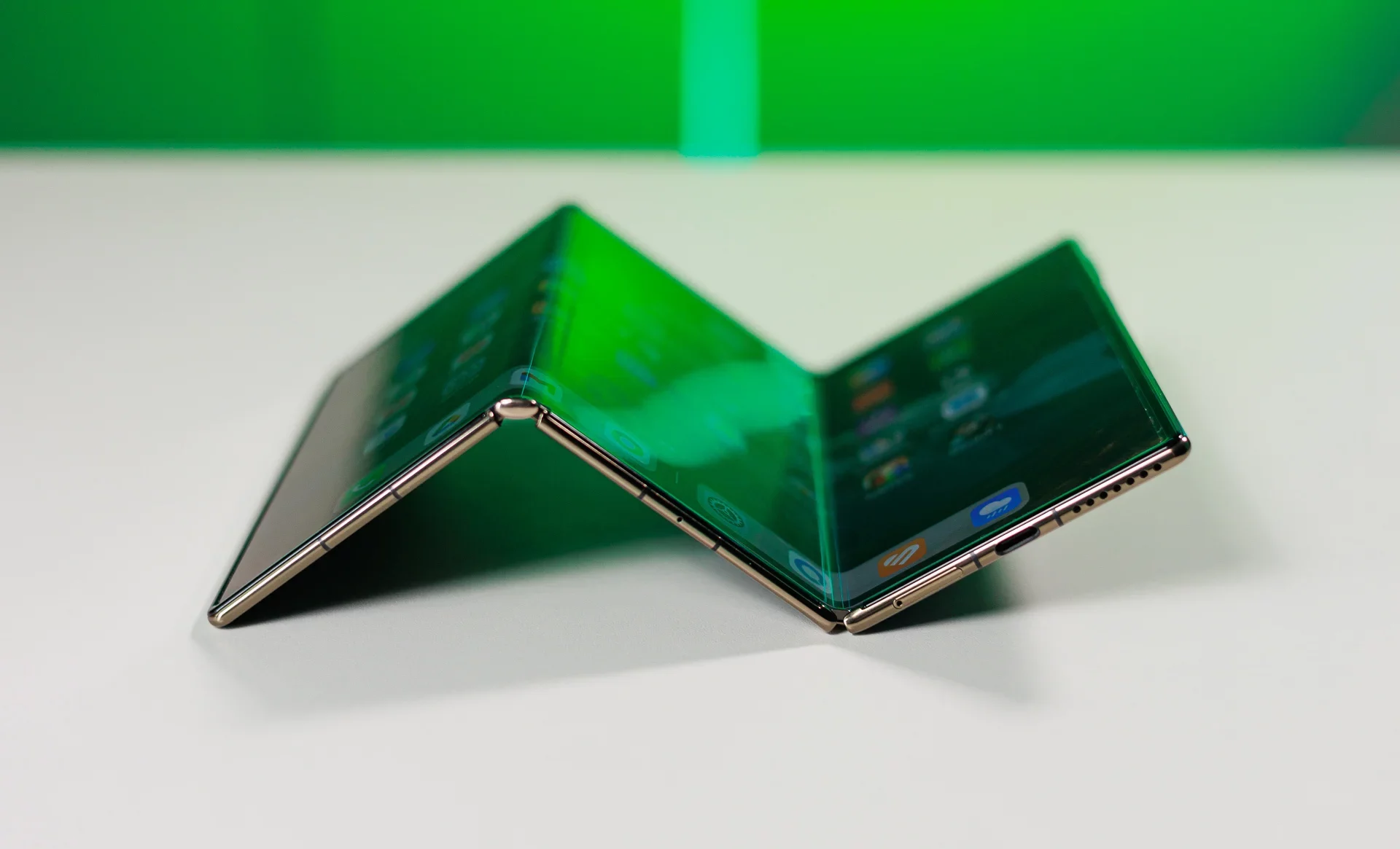 Почему тройные смартфоны — это тупиковая ветвь эволюции, а будущее совсем за другим картинка Смартфон Huawei Mate XT: тупик технологий? | DGL.RU