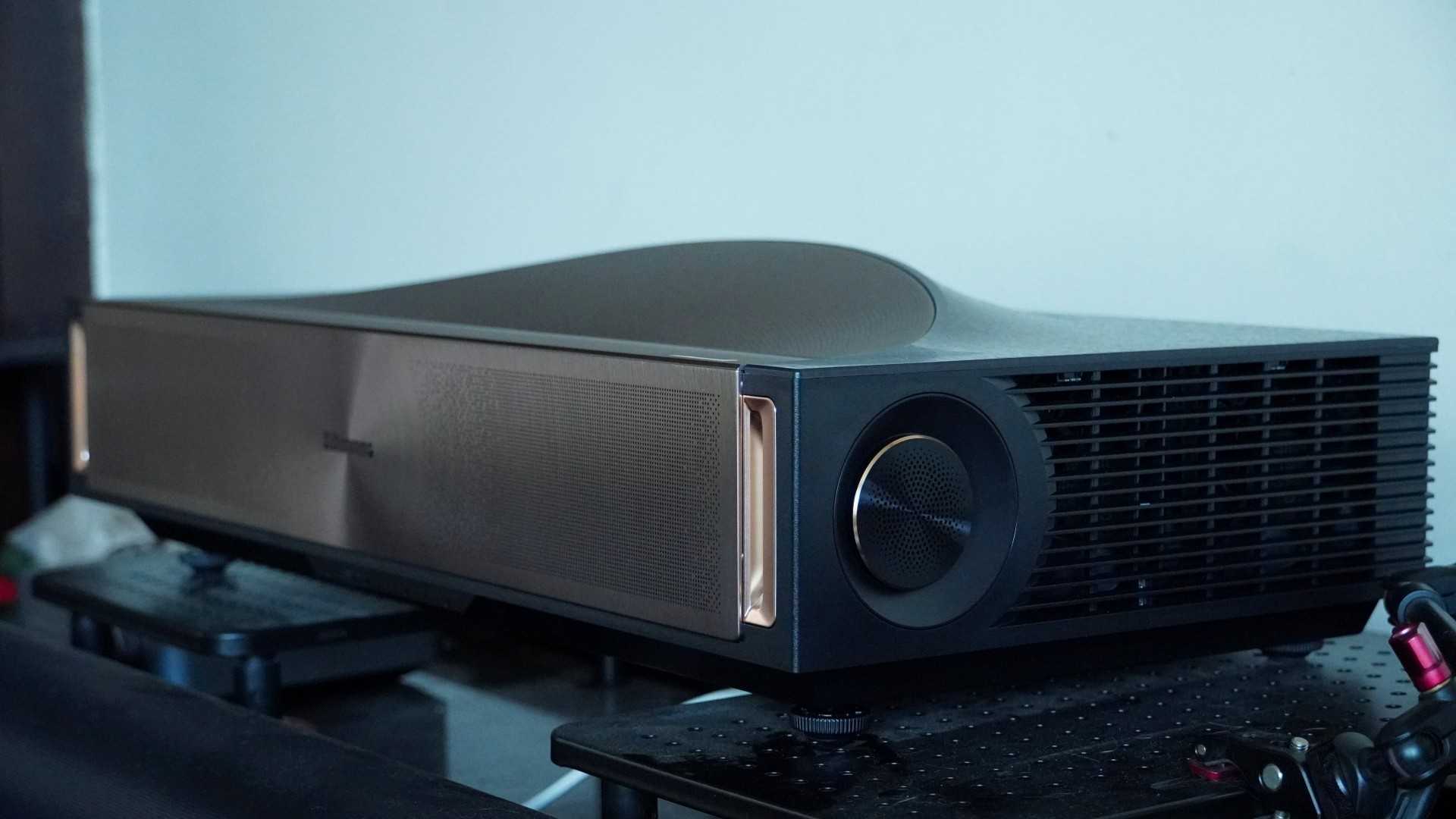 Проектор Hisense L9Q: ультракороткая проекция | DGL.RU