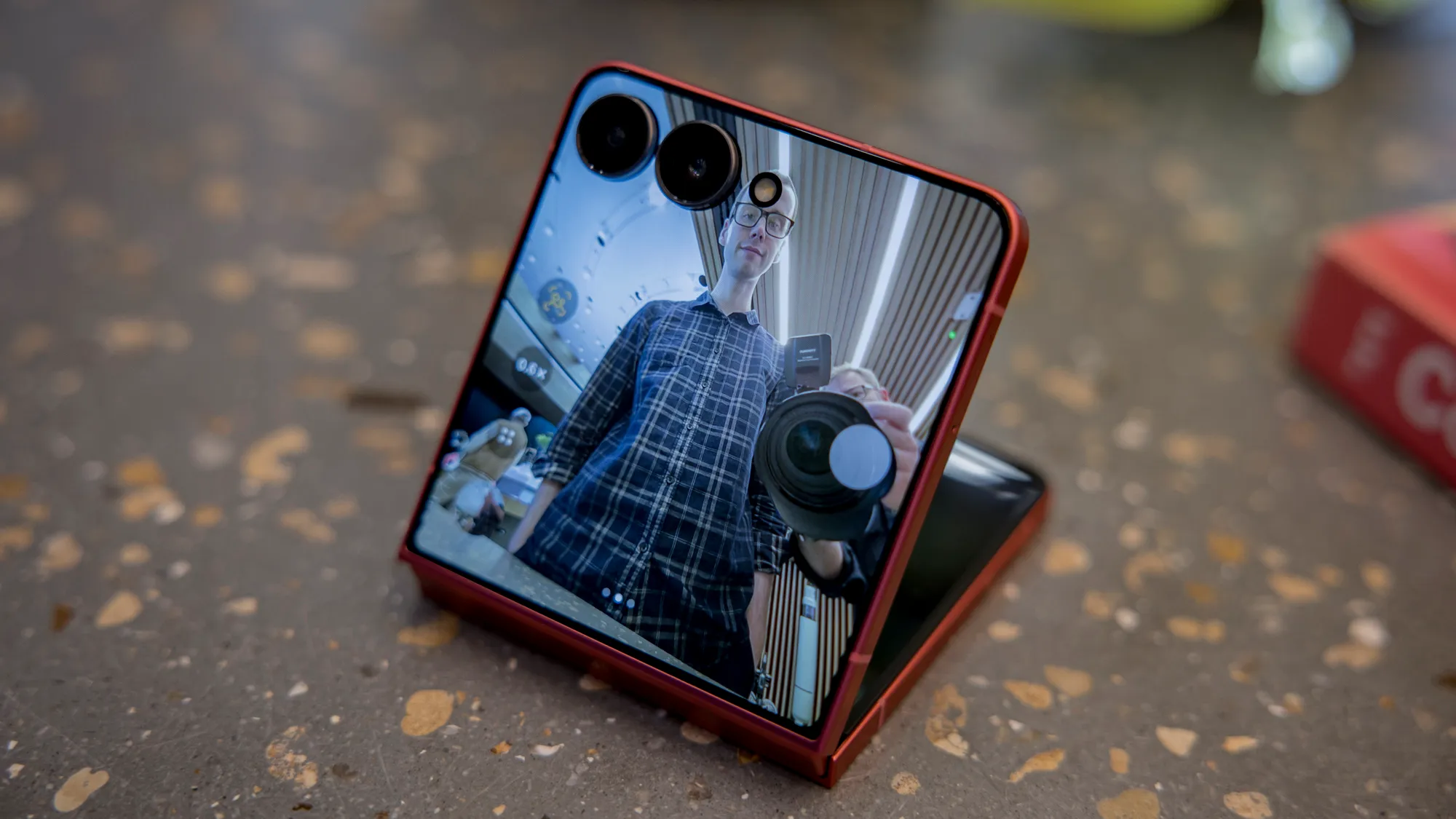 Samsung Galaxy Z Flip 8: все, что известно о главной раскладушке 2026 года картинка Смартфон Galaxy Z Flip 8: станет тоньше и легче? | DGL.RU