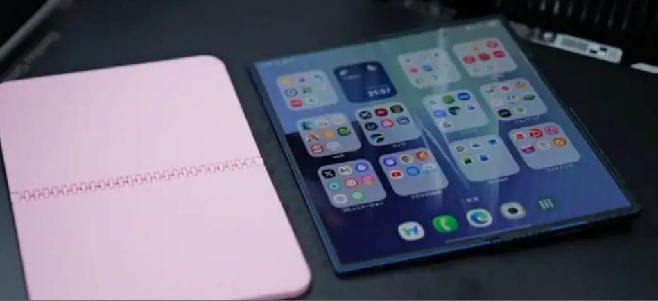 iPhone Fold показали рядом с Galaxy Z Fold7 и складными конкурентами