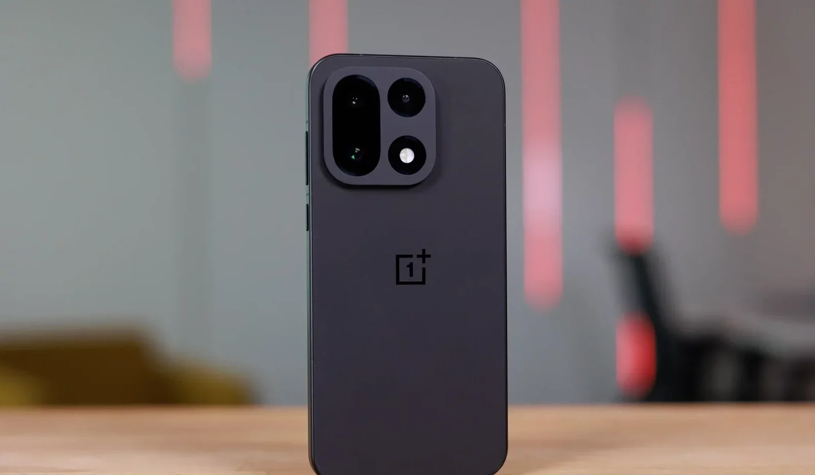 Samsung снова сыграла скучно: Galaxy S26 Ultra лишили харизмы картинка Смартфон Galaxy S26 Ultra: скучно или смело? | DGL.RU