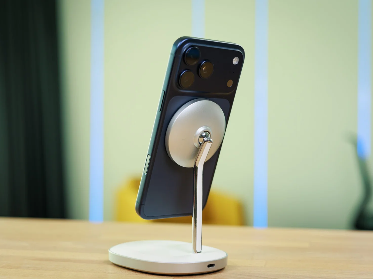 Samsung взвинтила цены, и покупатели iPhone 18 за это заплатят картинка Смартфон iPhone 18 подорожает из-за Samsung | DGL.RU