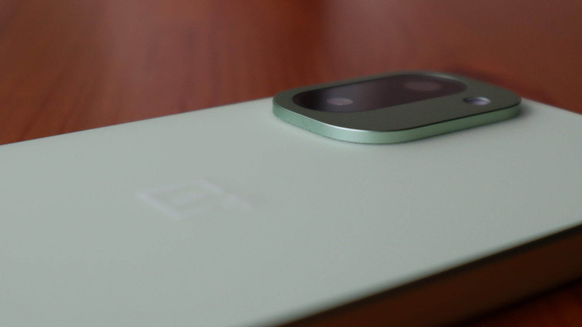 Обзор OnePlus 15R: исполнение не впечатлило картинка Смартфон OnePlus 15R: выгодный, но без харизмы | DGL.RU