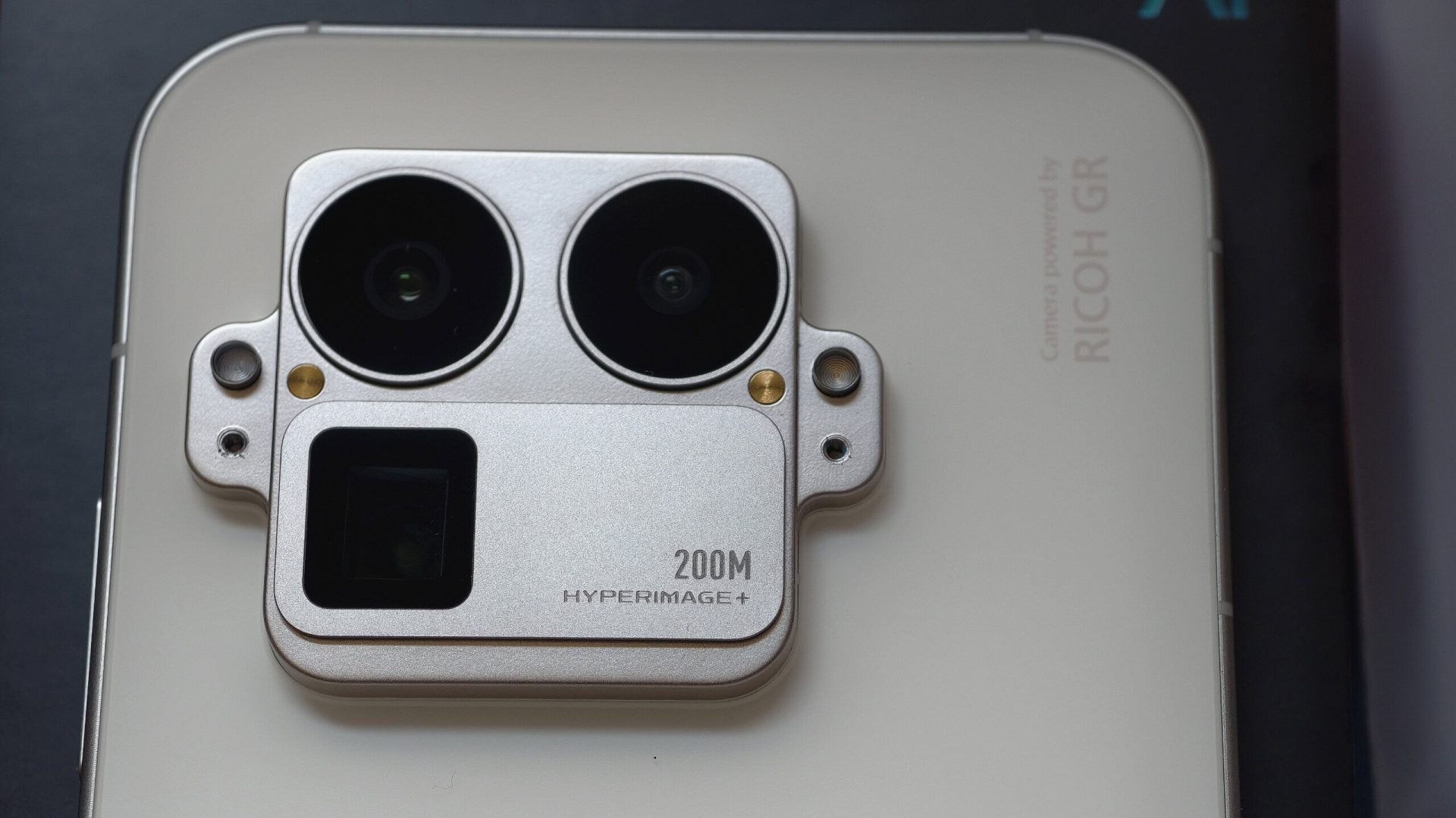 Обзор Realme GT8 Pro — тот самый OnePlus 15, который мы так и не увидели картинка Смартфон Realme GT8 Pro — флагман с зумом | DGL.RU