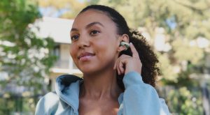 Sony представила LinkBuds Clip — наушники-серьги с костной проводимостью и защитой от «подслушивания»