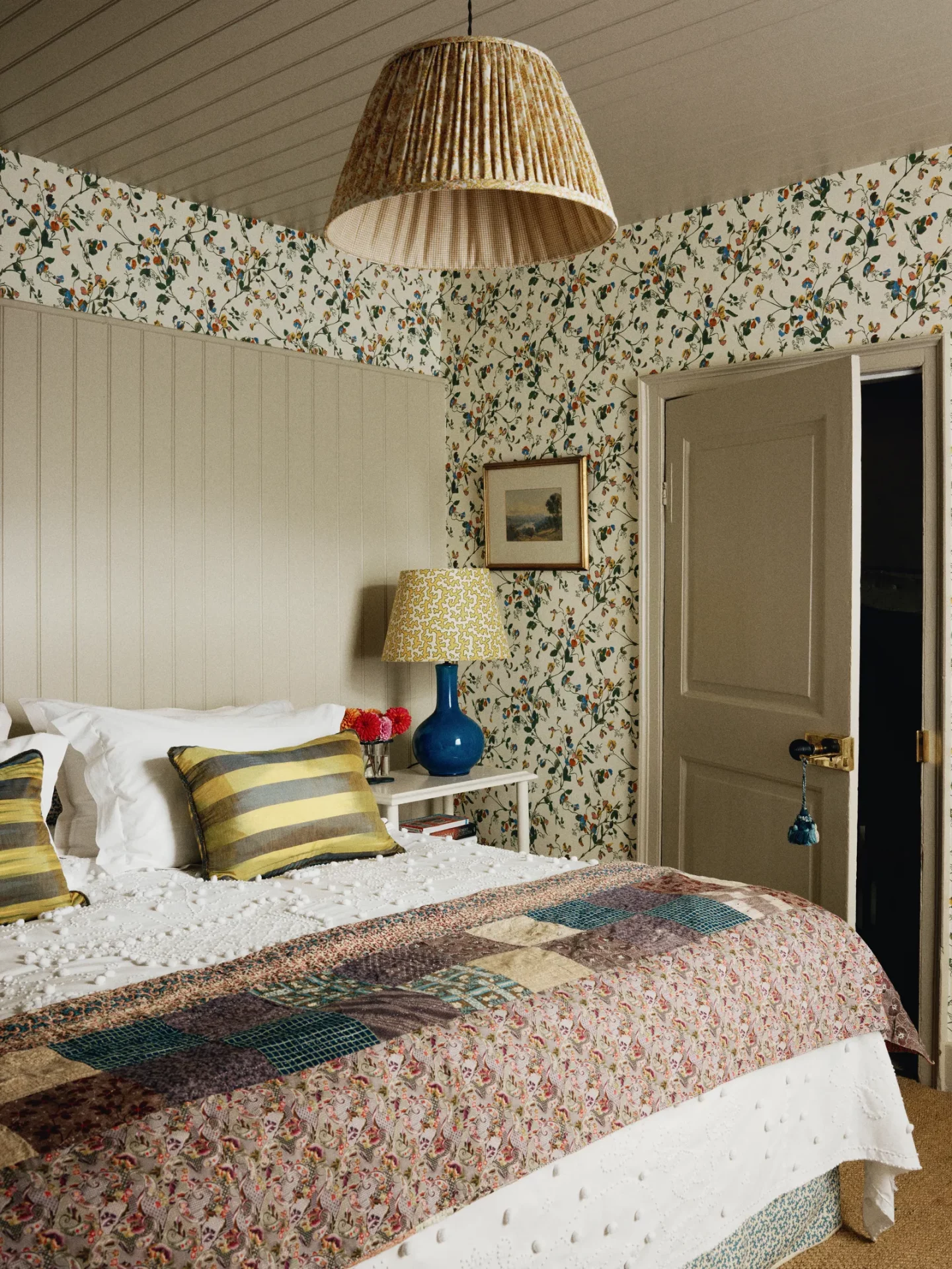 Не позволяйте своей спальне стать музеем гостиничной скуки: 7 шагов к истинному уюту!