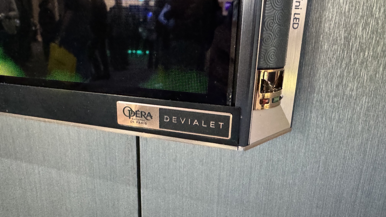 Телевизор Hisense 116UXS с RGB Mini LED Evo | DGL.RU