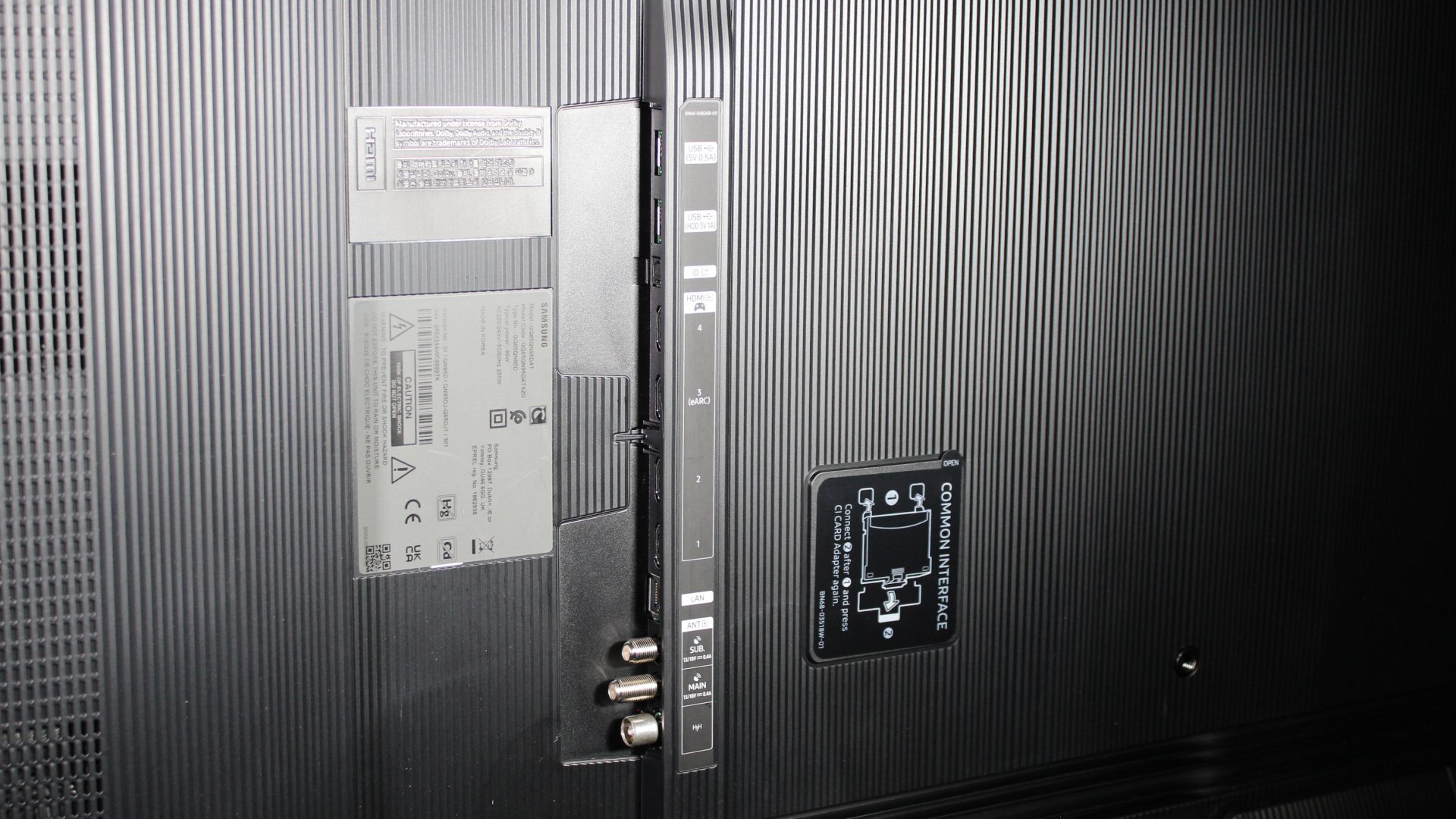 Обзор Samsung QN95D: интеллект и яркость для идеального изображения картинка Телевизор Samsung QN95D Neo QLED с Mini LED | DGL.RU