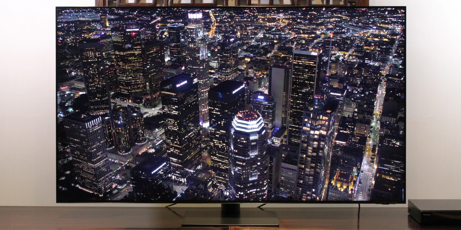 Обзор Samsung QN95D: интеллект и яркость для идеального изображения картинка Телевизор Samsung QN95D Neo QLED с Mini LED | DGL.RU