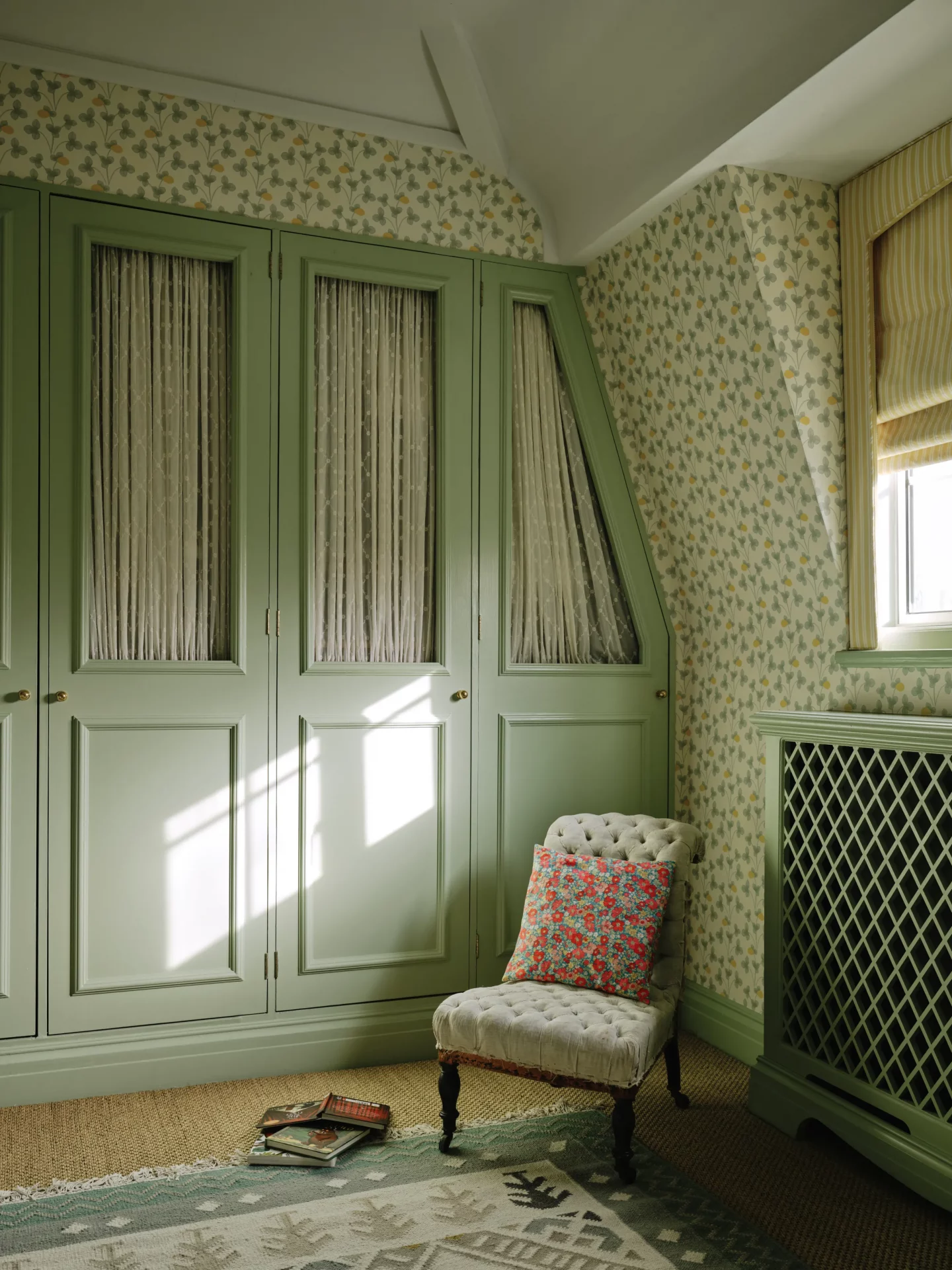 Ваш шкаф ломится от вещей, а надеть нечего? Вот как навести идеальный порядок за выходные