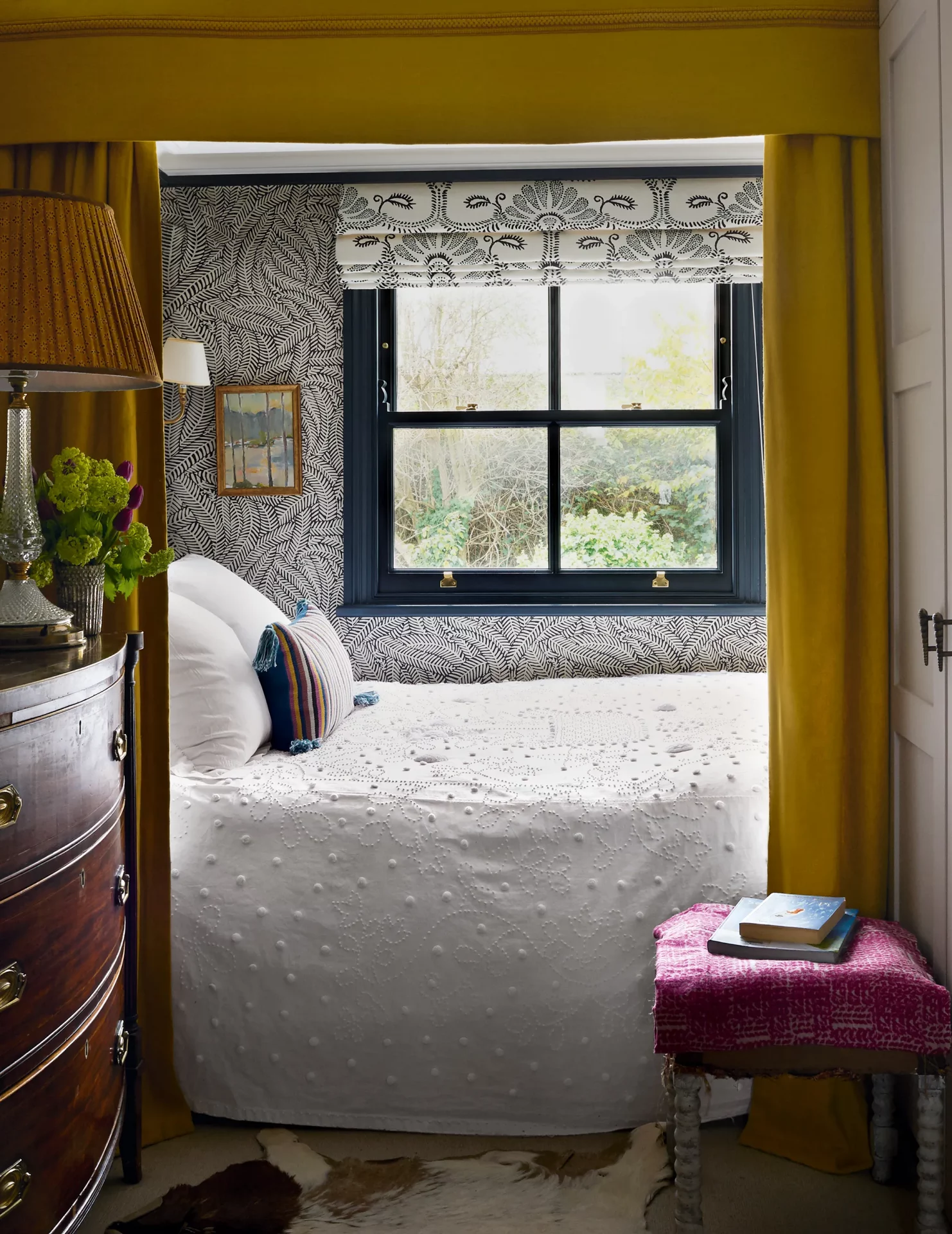 Ваша спальня похожа на кладовку? 17 гениальных идей, как превратить крошечную комнату в райский уголок фото